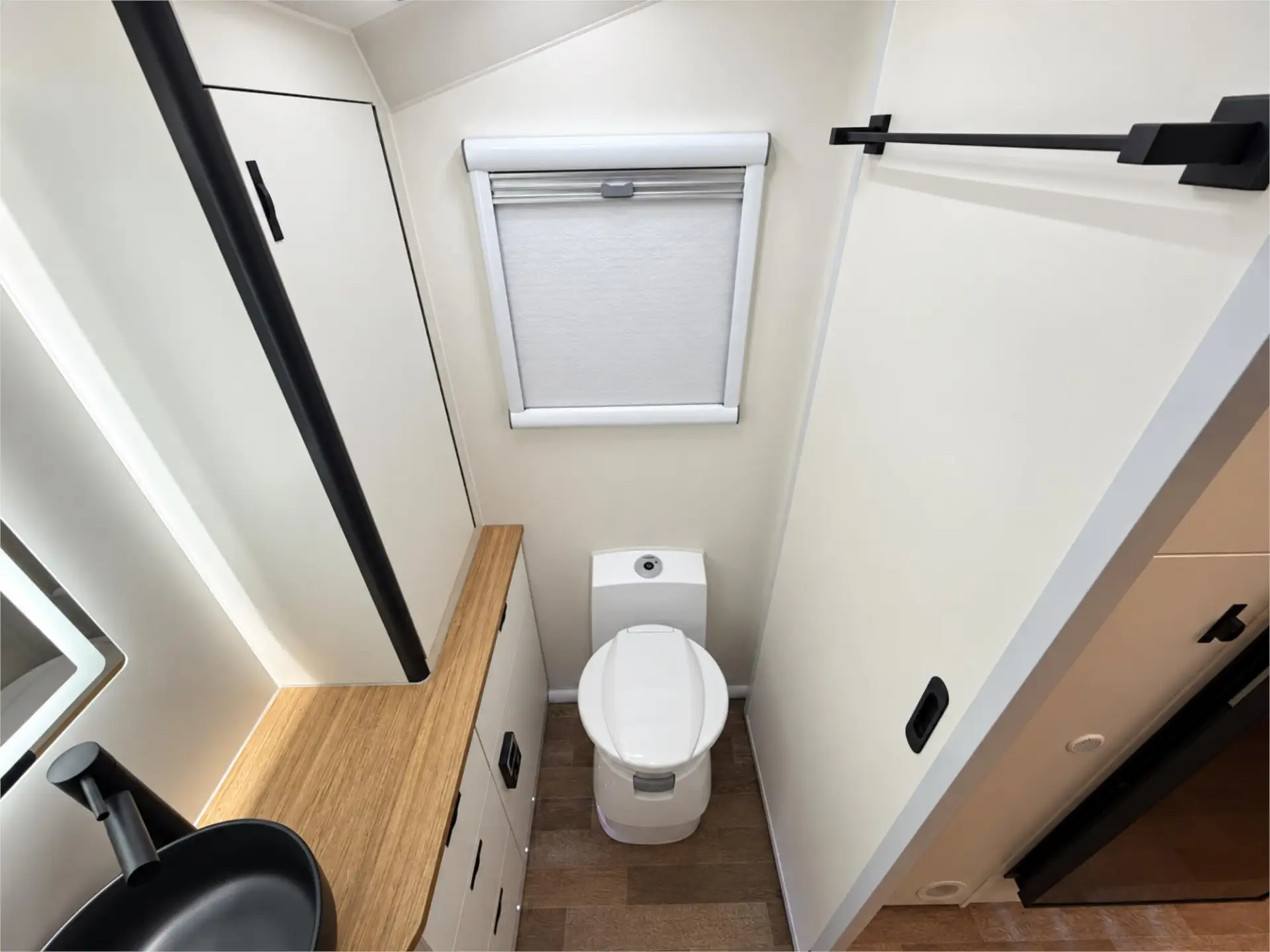 https://media-caravea.syd1.digitaloceanspaces.com/caravans/95EIC22475/exterior-2.webp