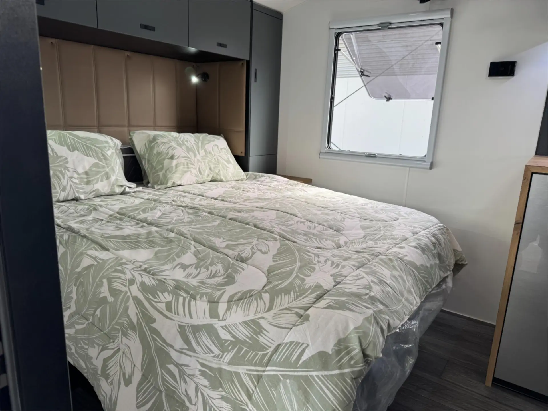 https://media-caravea.syd1.digitaloceanspaces.com/caravans/95EIC22944/exterior-14.webp