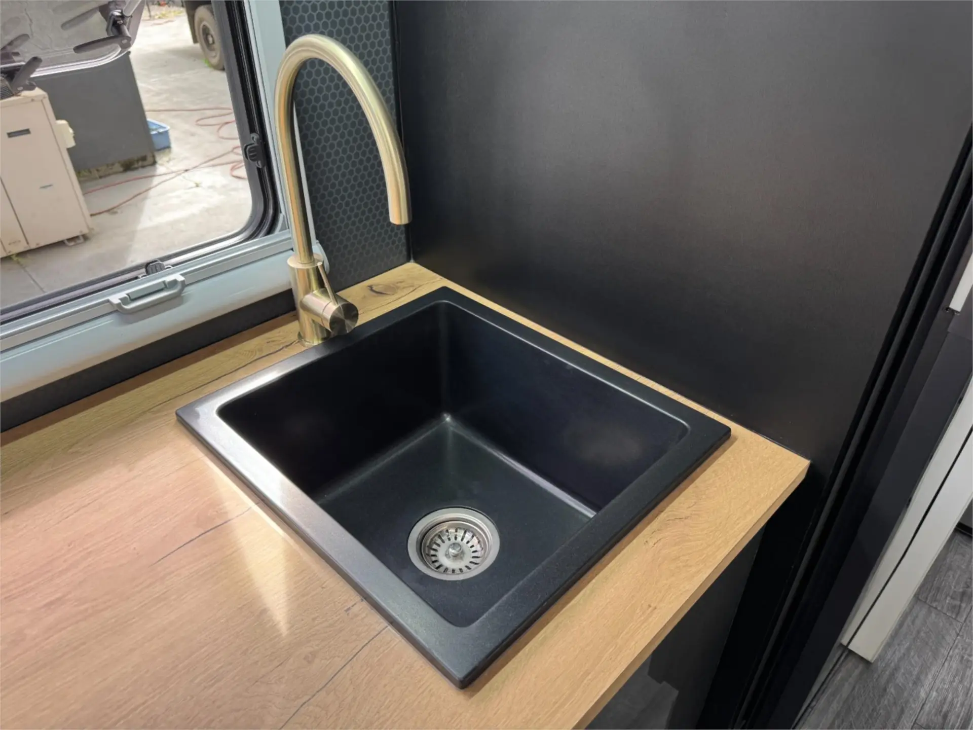 https://media-caravea.syd1.digitaloceanspaces.com/caravans/95EIC22944/exterior-19.webp