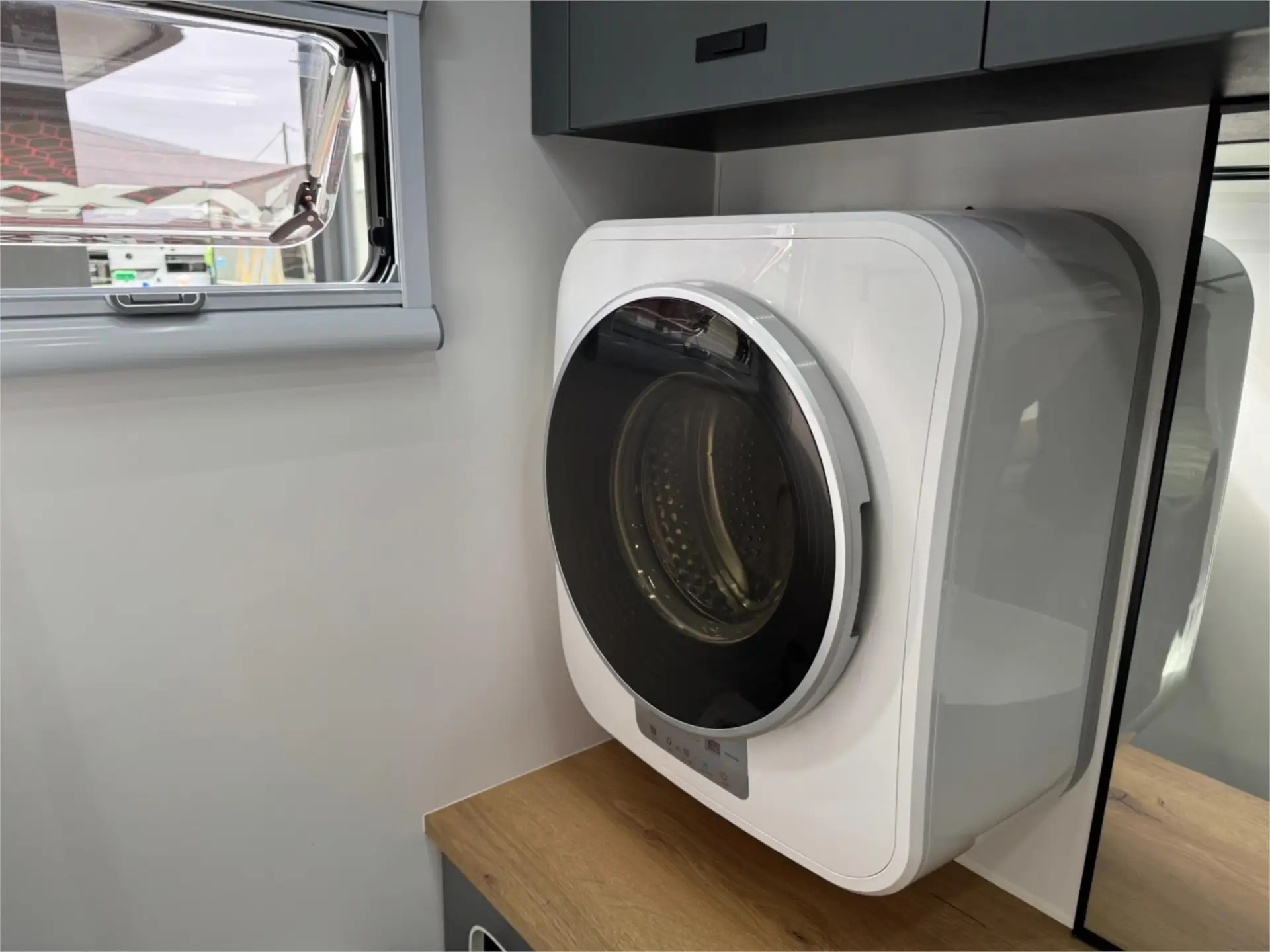 https://media-caravea.syd1.digitaloceanspaces.com/caravans/95EIC22944/exterior-2.webp