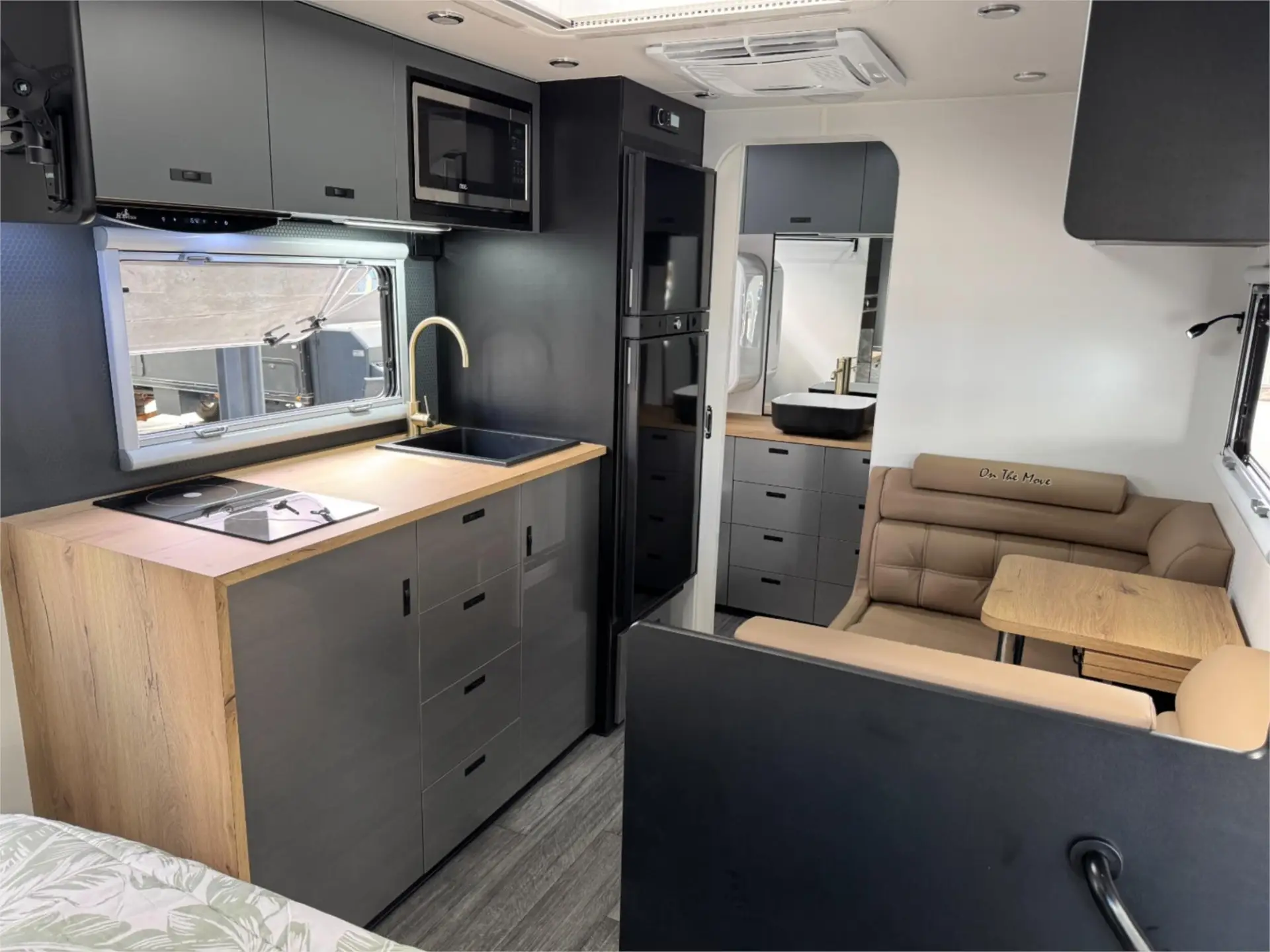 https://media-caravea.syd1.digitaloceanspaces.com/caravans/95EIC22944/exterior-22.webp