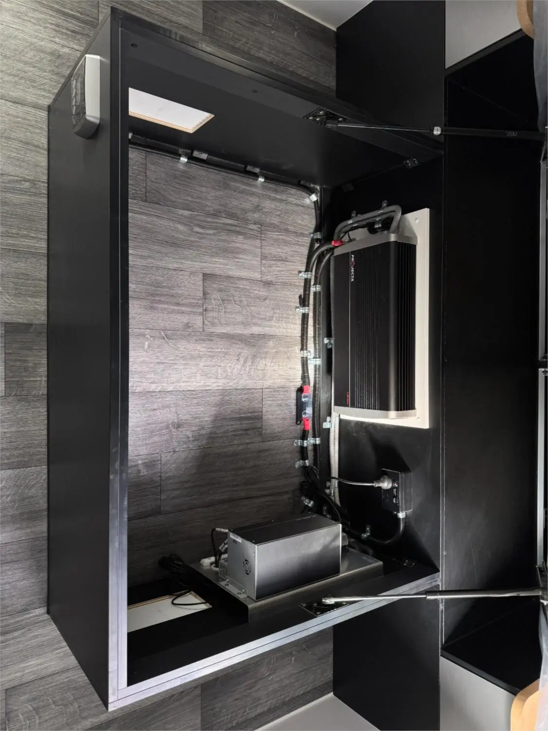 https://media-caravea.syd1.digitaloceanspaces.com/caravans/95EIC22944/exterior-25.webp