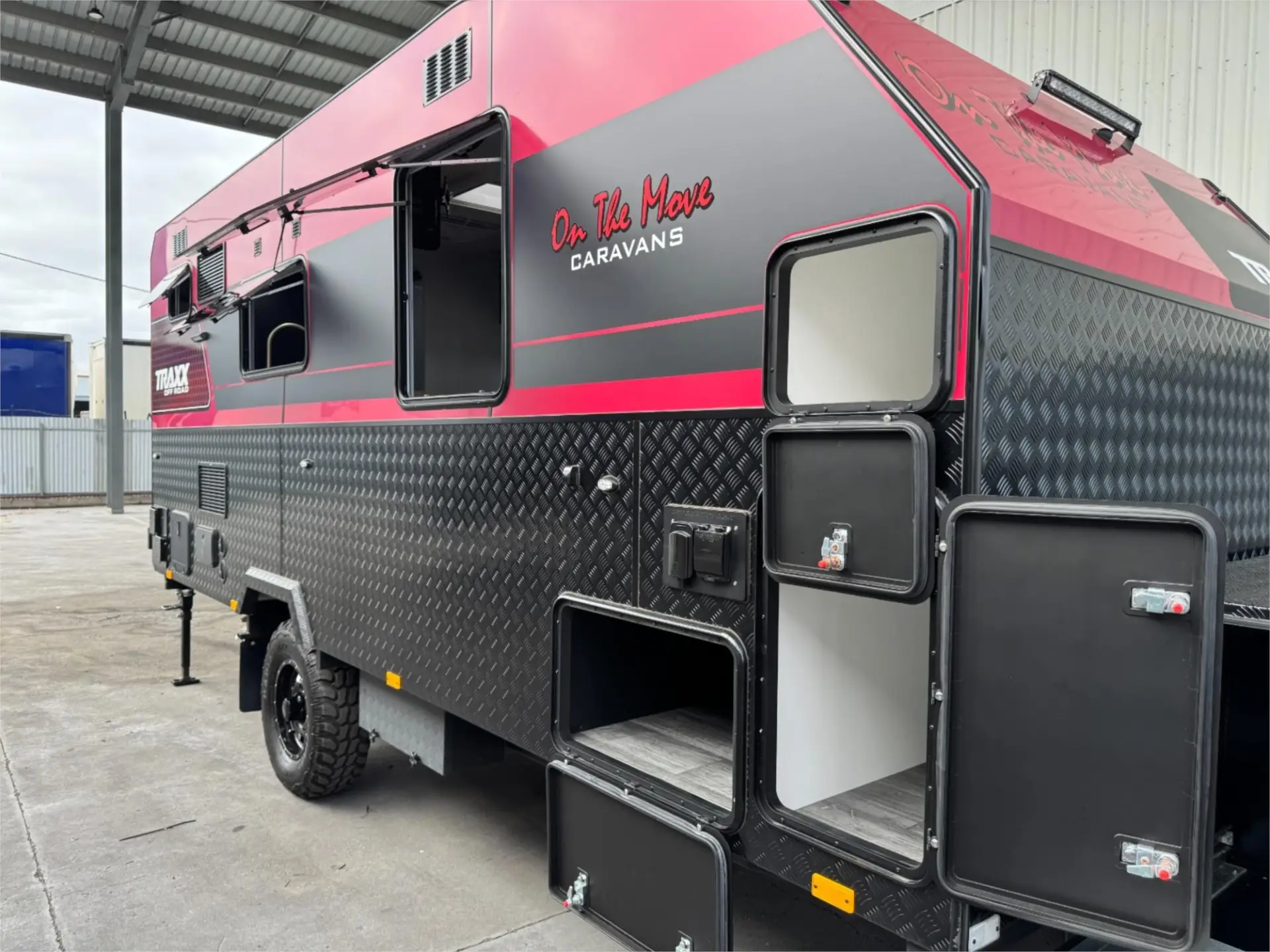 https://media-caravea.syd1.digitaloceanspaces.com/caravans/95EIC22944/exterior-36.webp