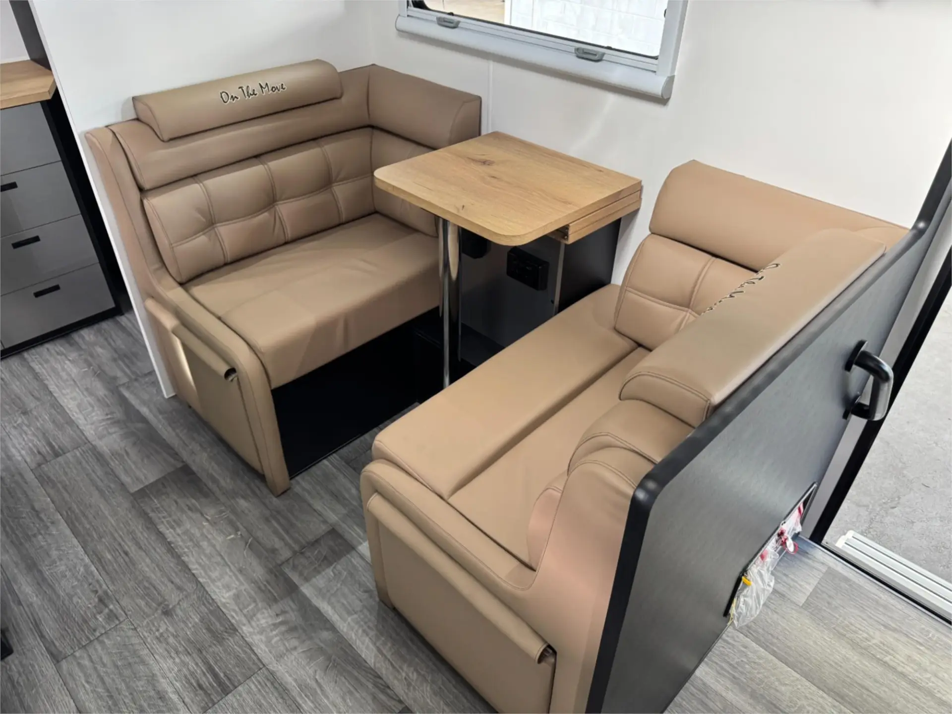 https://media-caravea.syd1.digitaloceanspaces.com/caravans/95EIC22944/exterior-44.webp
