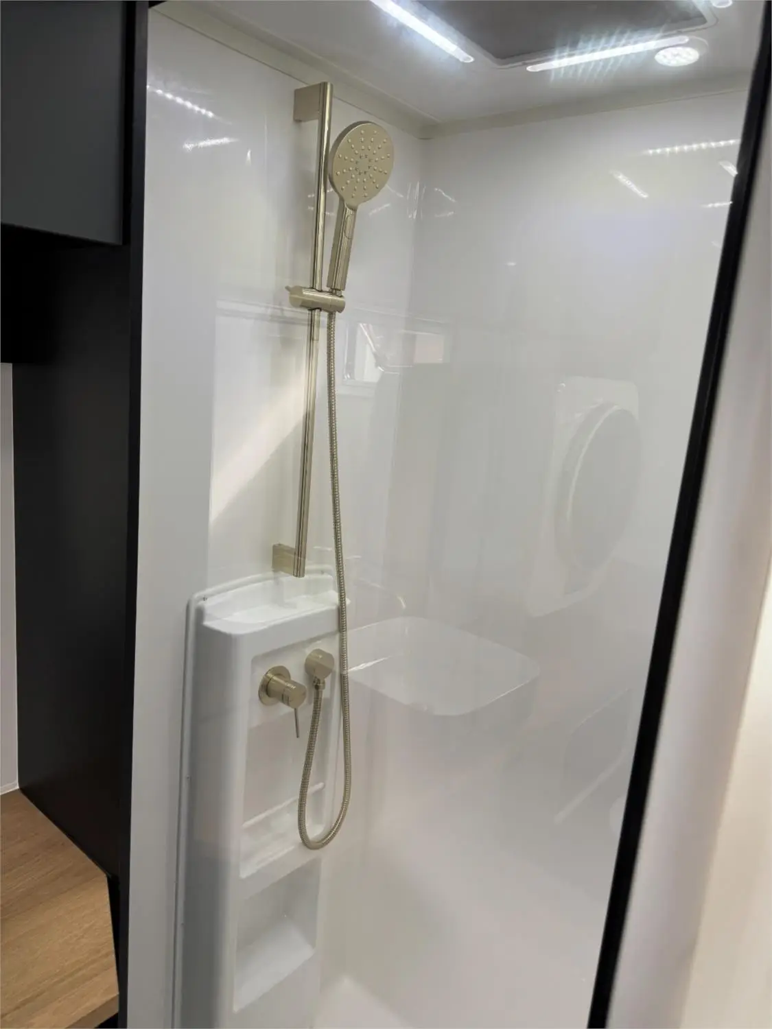 https://media-caravea.syd1.digitaloceanspaces.com/caravans/95EIC22944/exterior-6.webp
