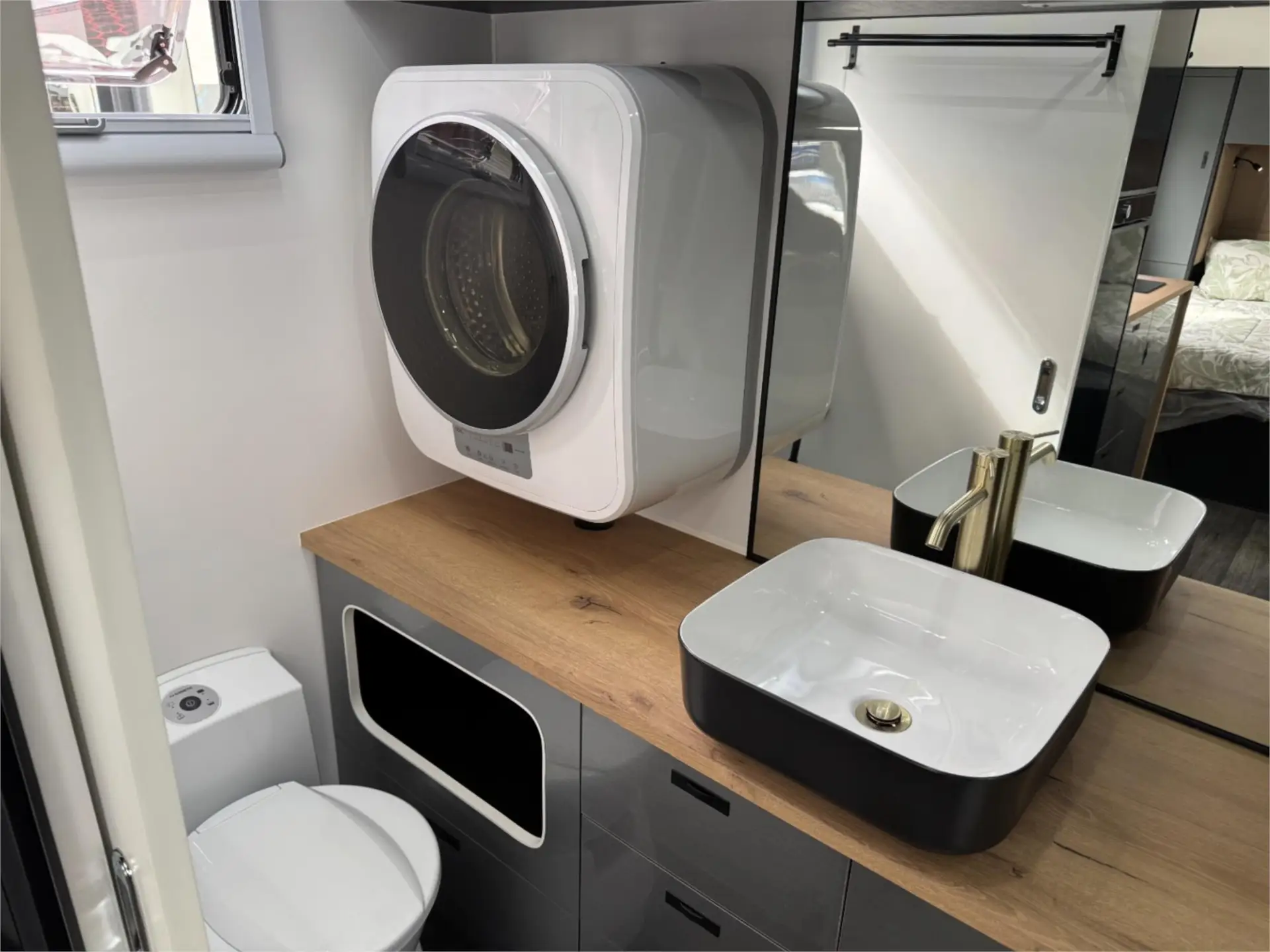 https://media-caravea.syd1.digitaloceanspaces.com/caravans/95EIC22944/exterior-61.webp