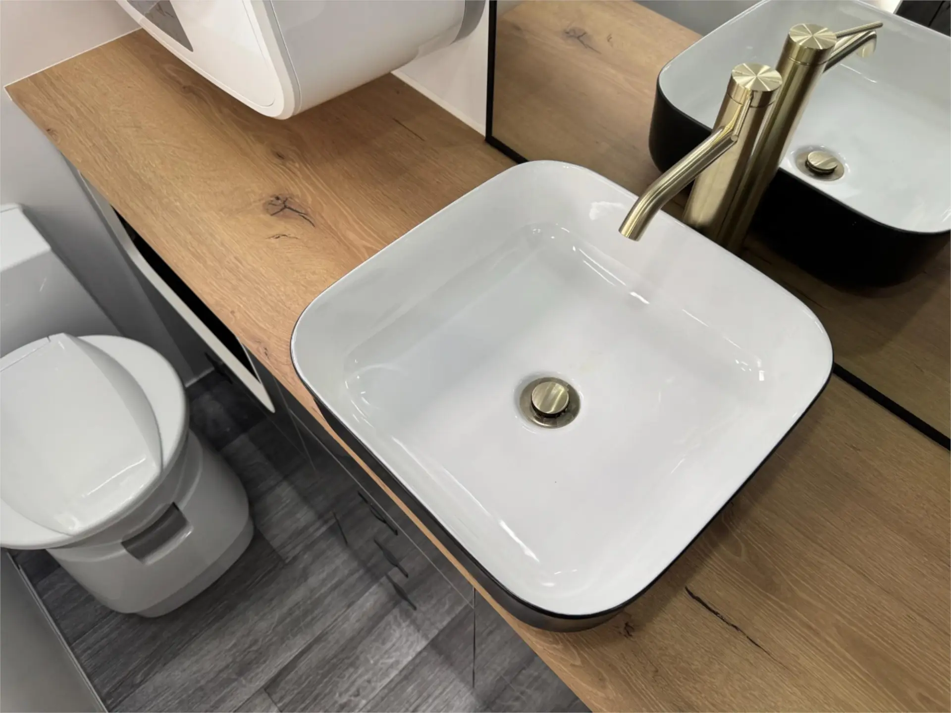 https://media-caravea.syd1.digitaloceanspaces.com/caravans/95EIC22944/exterior-7.webp