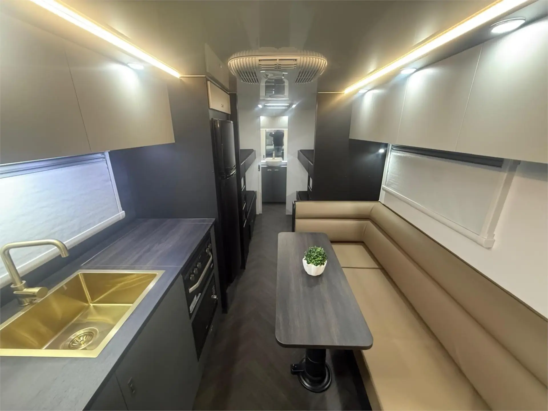 https://media-caravea.syd1.digitaloceanspaces.com/caravans/95EIC22945/exterior-11.webp