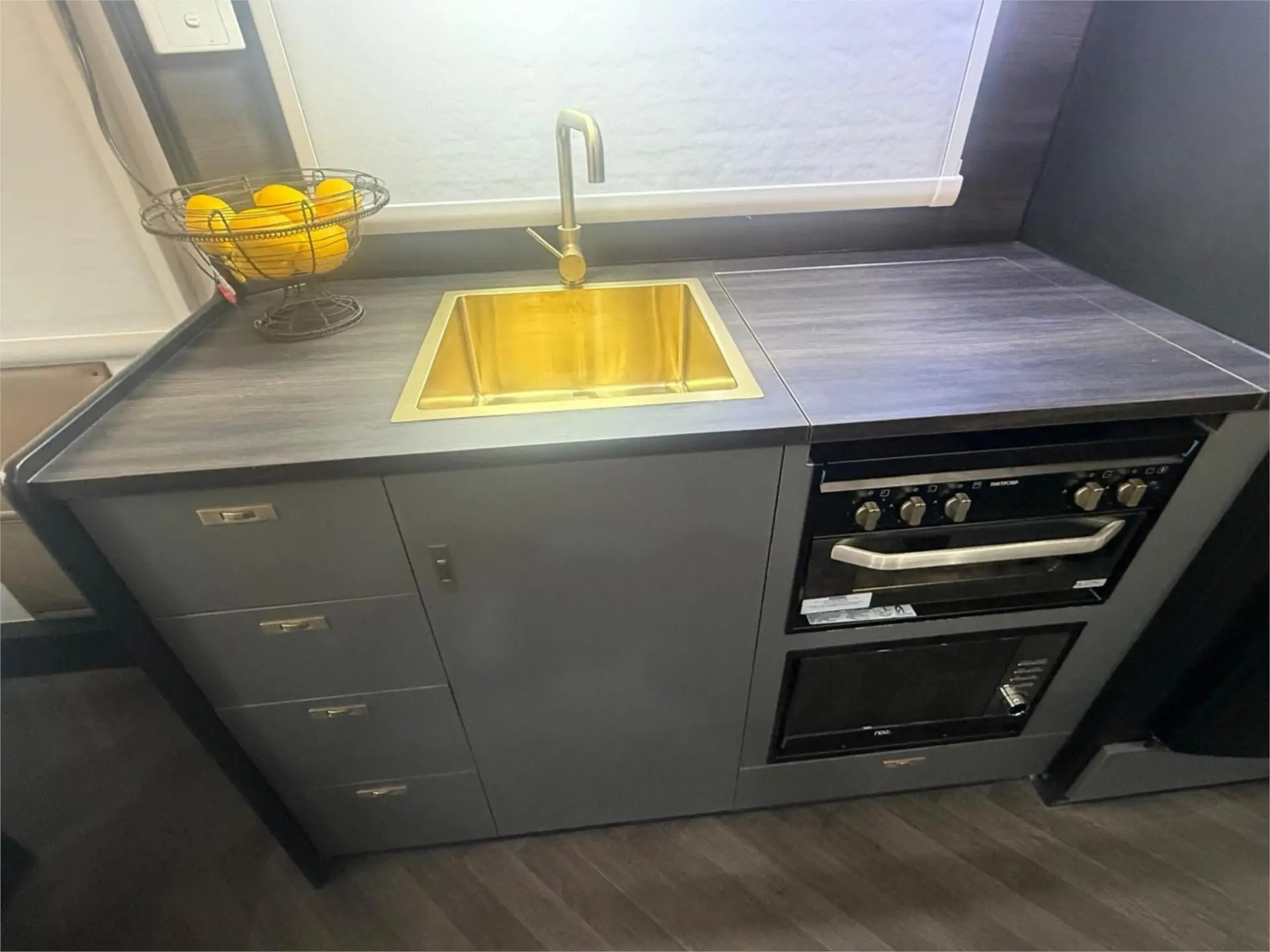 https://media-caravea.syd1.digitaloceanspaces.com/caravans/95EIC22945/exterior-12.webp