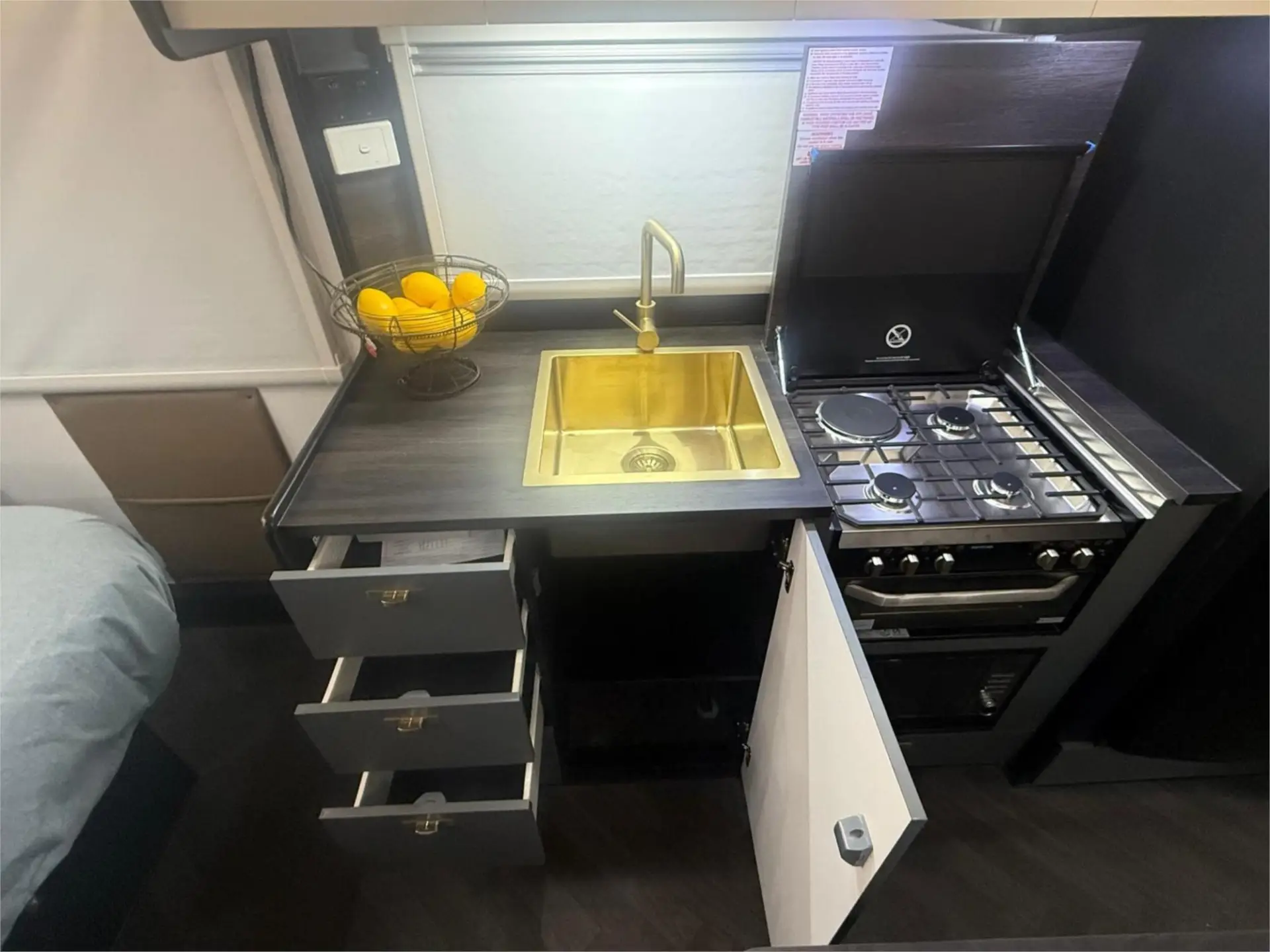 https://media-caravea.syd1.digitaloceanspaces.com/caravans/95EIC22945/exterior-13.webp