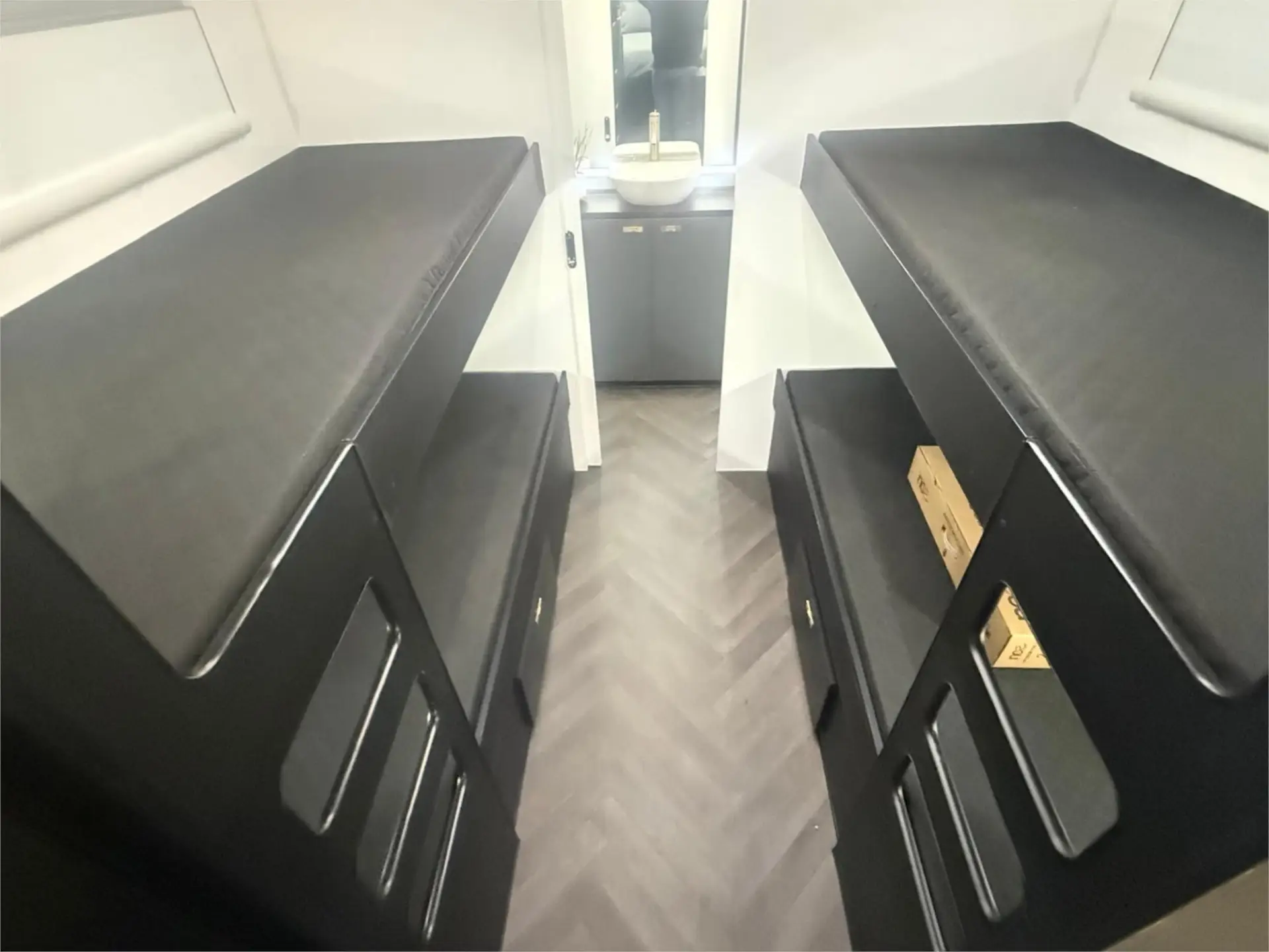 https://media-caravea.syd1.digitaloceanspaces.com/caravans/95EIC22945/exterior-14.webp