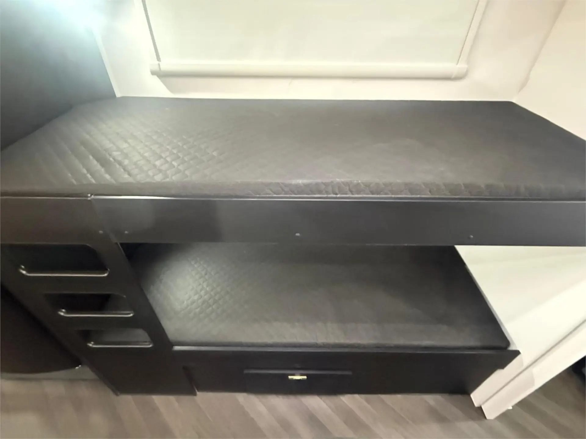 https://media-caravea.syd1.digitaloceanspaces.com/caravans/95EIC22945/exterior-15.webp