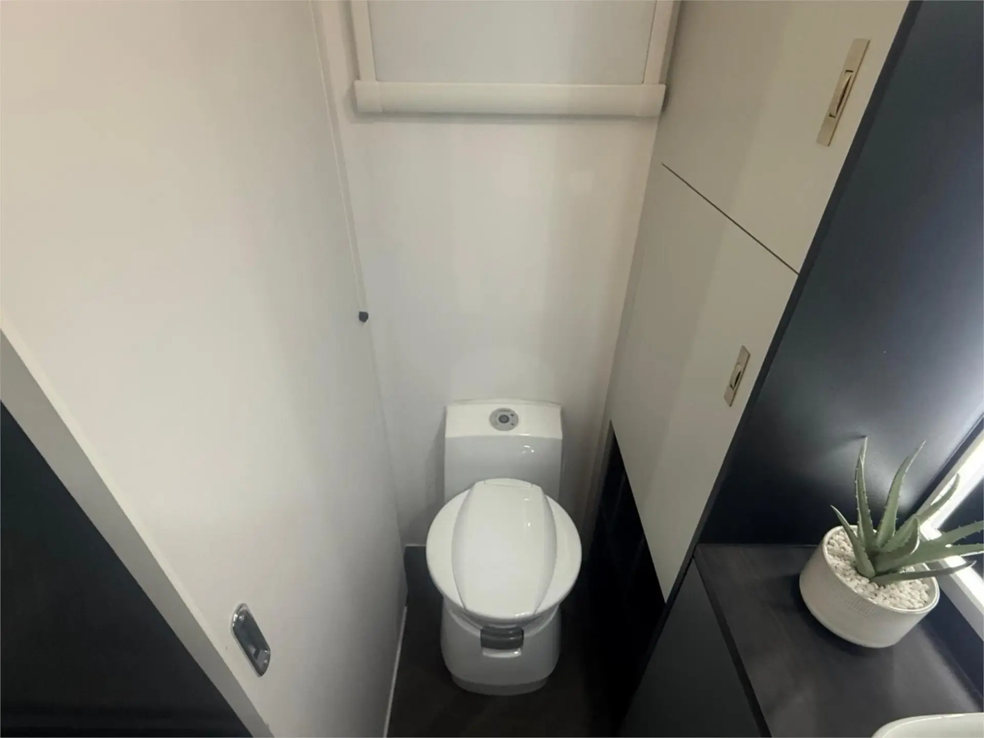 https://media-caravea.syd1.digitaloceanspaces.com/caravans/95EIC22945/exterior-16.webp