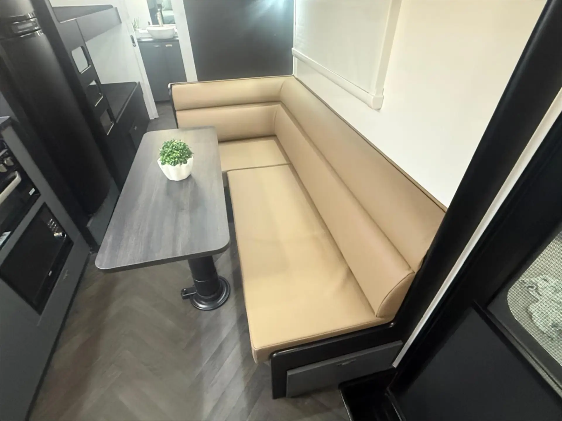 https://media-caravea.syd1.digitaloceanspaces.com/caravans/95EIC22945/exterior-3.webp