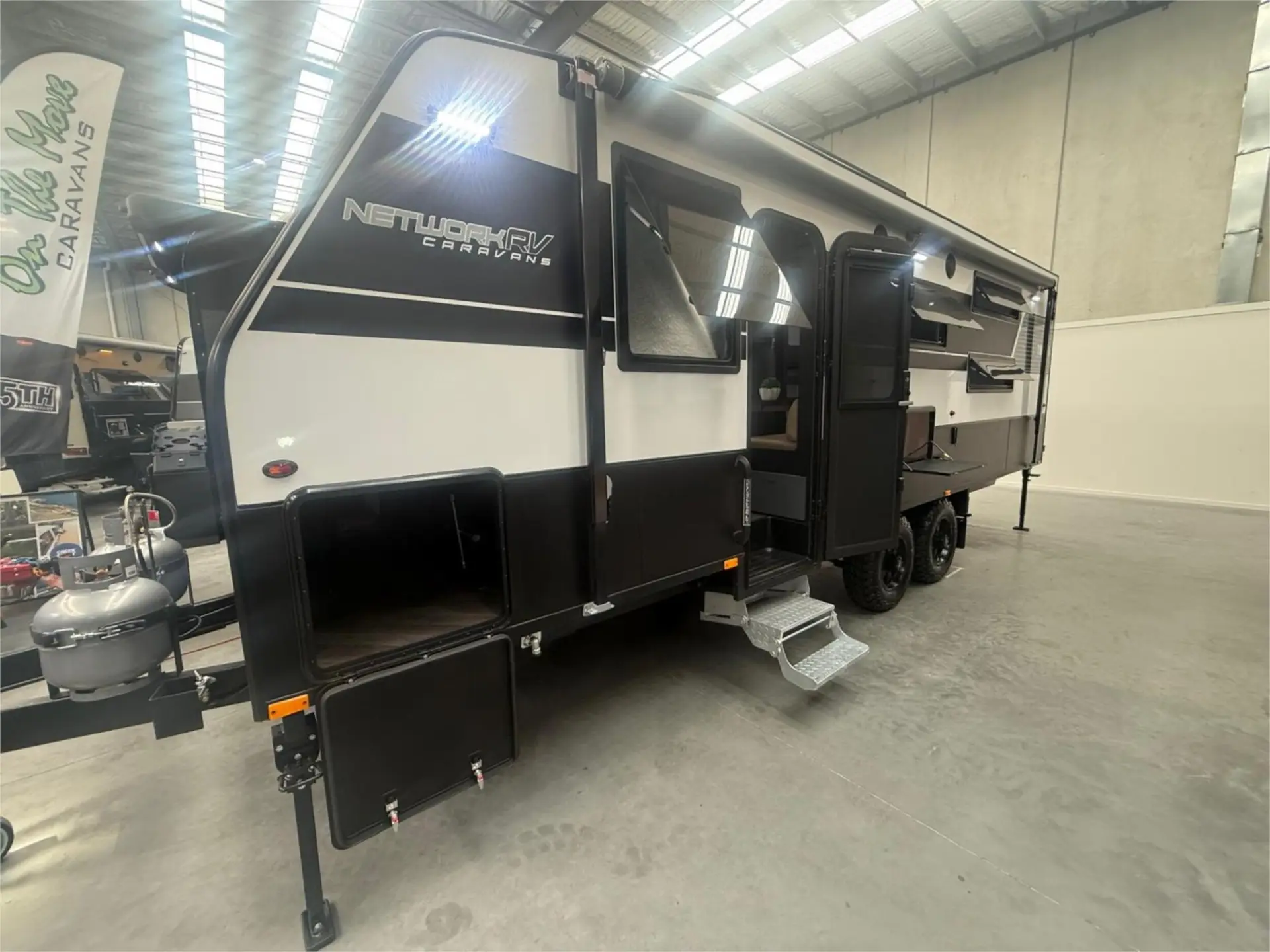 https://media-caravea.syd1.digitaloceanspaces.com/caravans/95EIC22945/exterior-8.webp