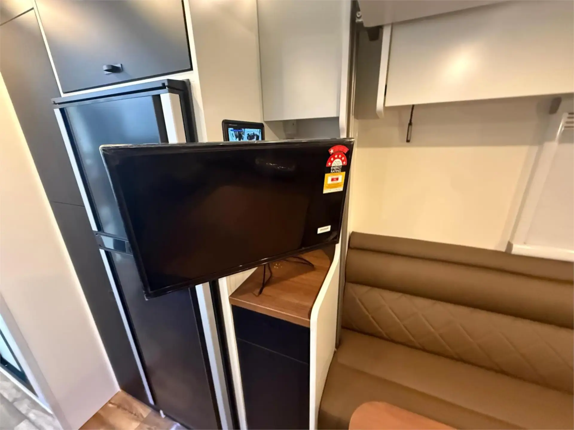 https://media-caravea.syd1.digitaloceanspaces.com/caravans/95EIC22953/exterior-14.webp