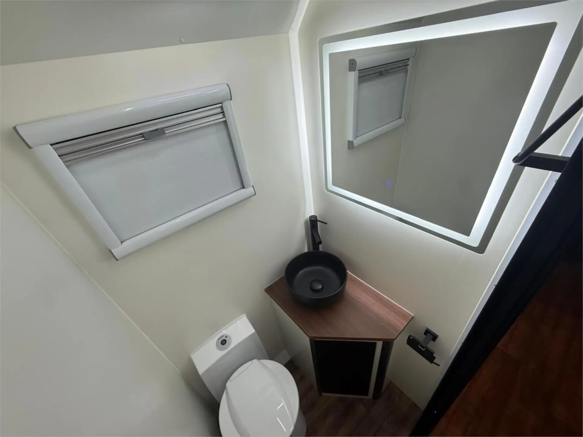 https://media-caravea.syd1.digitaloceanspaces.com/caravans/95EIC22953/exterior-15.webp