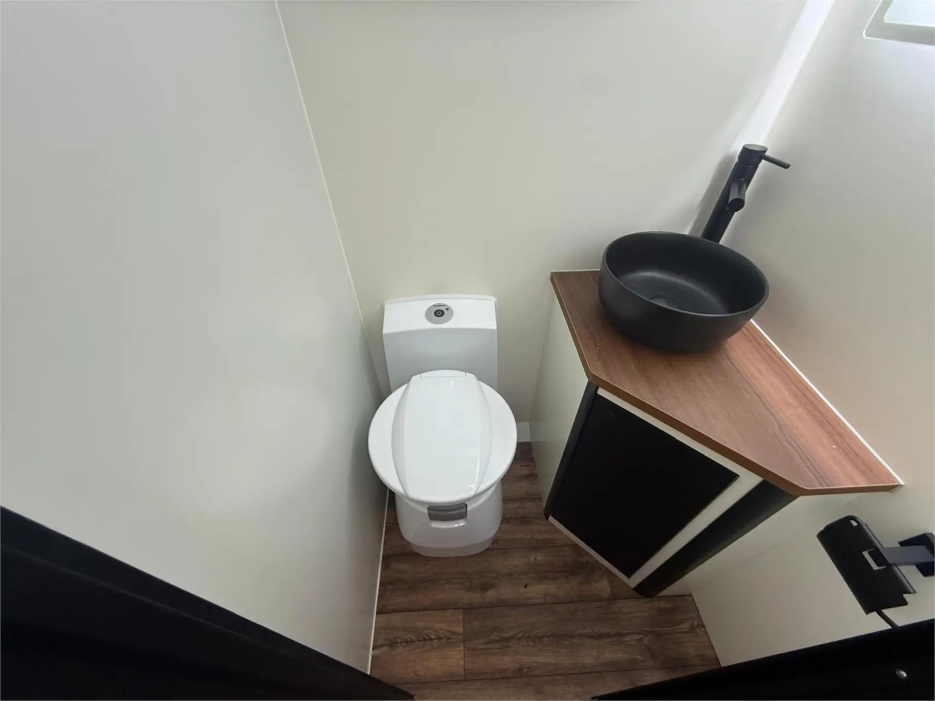 https://media-caravea.syd1.digitaloceanspaces.com/caravans/95EIC22953/exterior-16.webp
