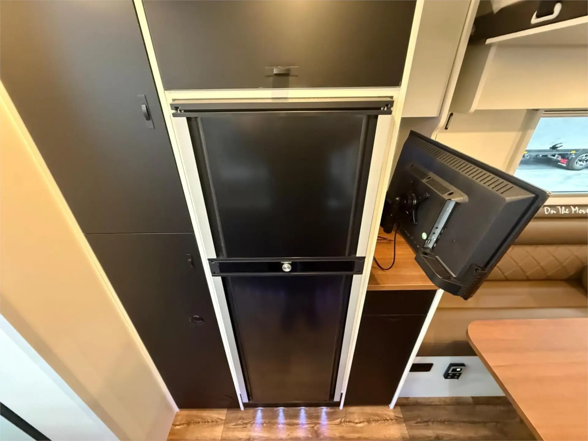 https://media-caravea.syd1.digitaloceanspaces.com/caravans/95EIC22953/exterior-17.webp