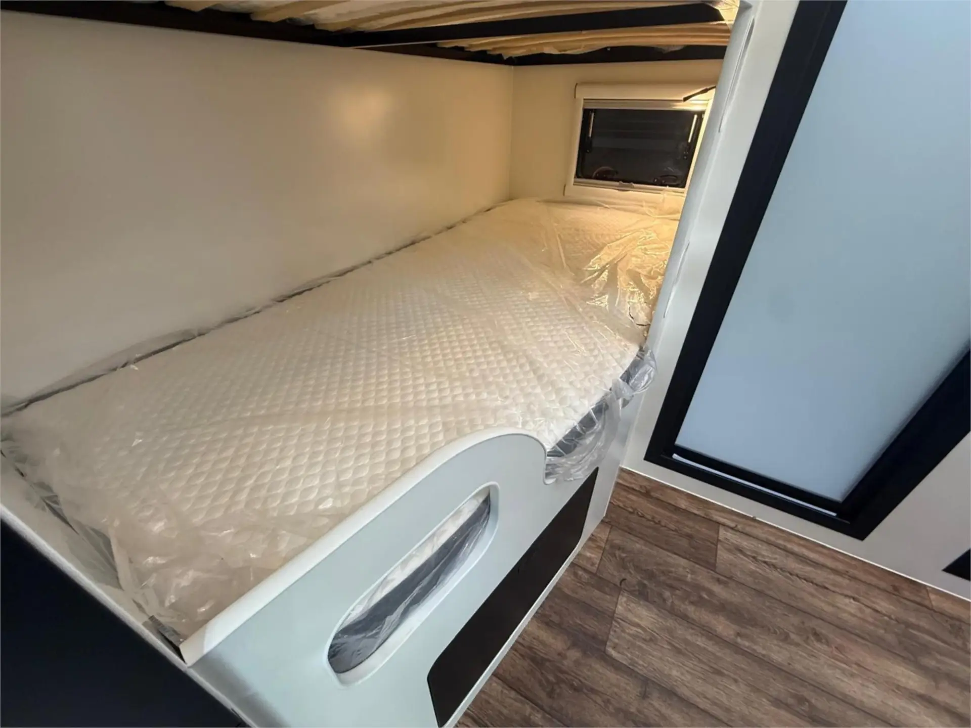 https://media-caravea.syd1.digitaloceanspaces.com/caravans/95EIC22953/exterior-18.webp