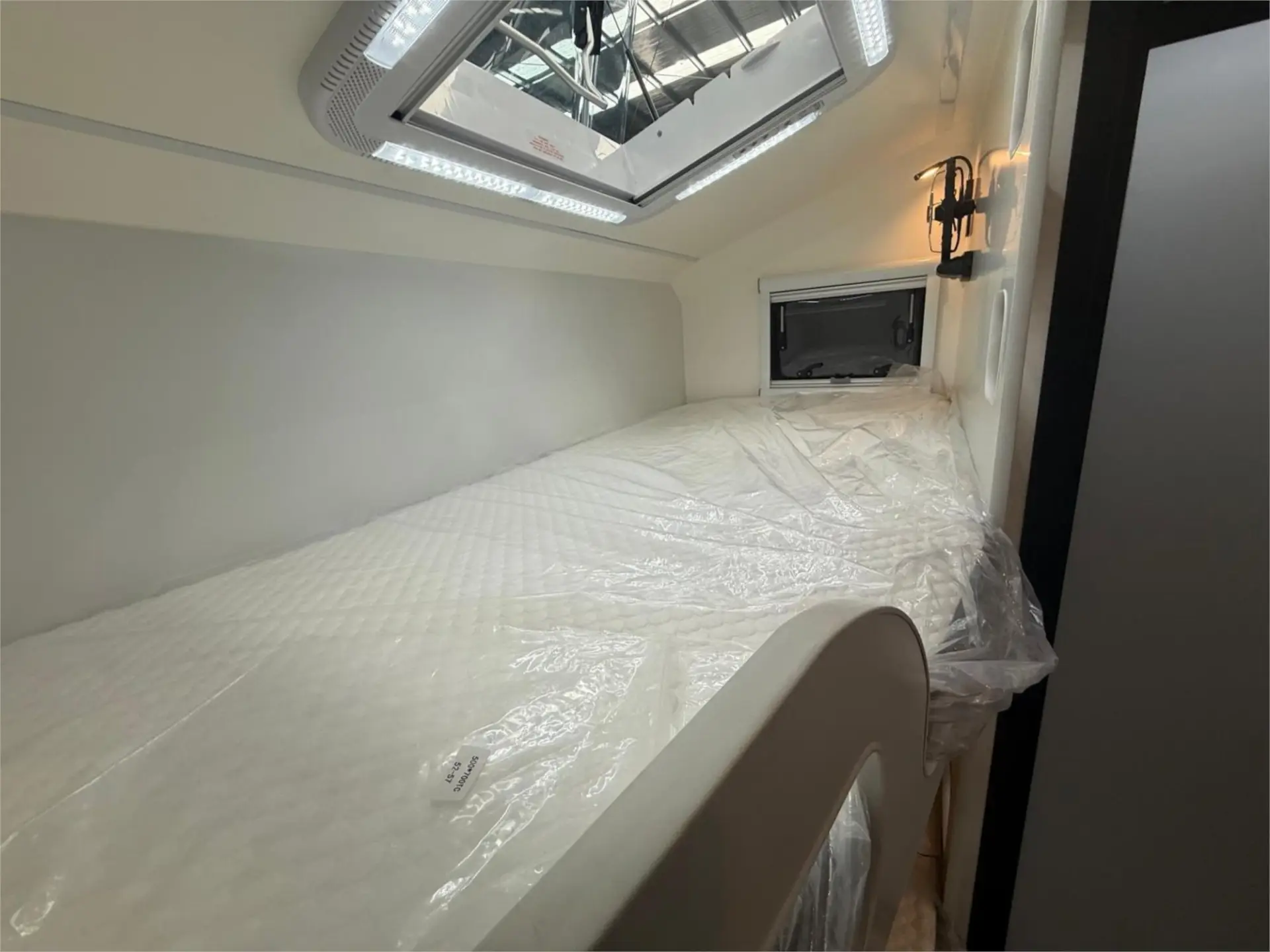 https://media-caravea.syd1.digitaloceanspaces.com/caravans/95EIC22953/exterior-19.webp