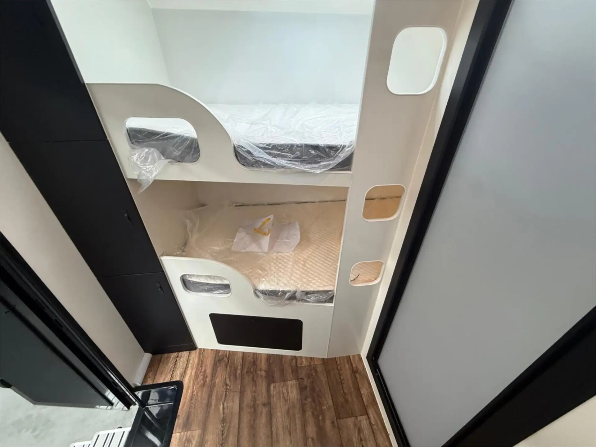 https://media-caravea.syd1.digitaloceanspaces.com/caravans/95EIC22953/exterior-20.webp