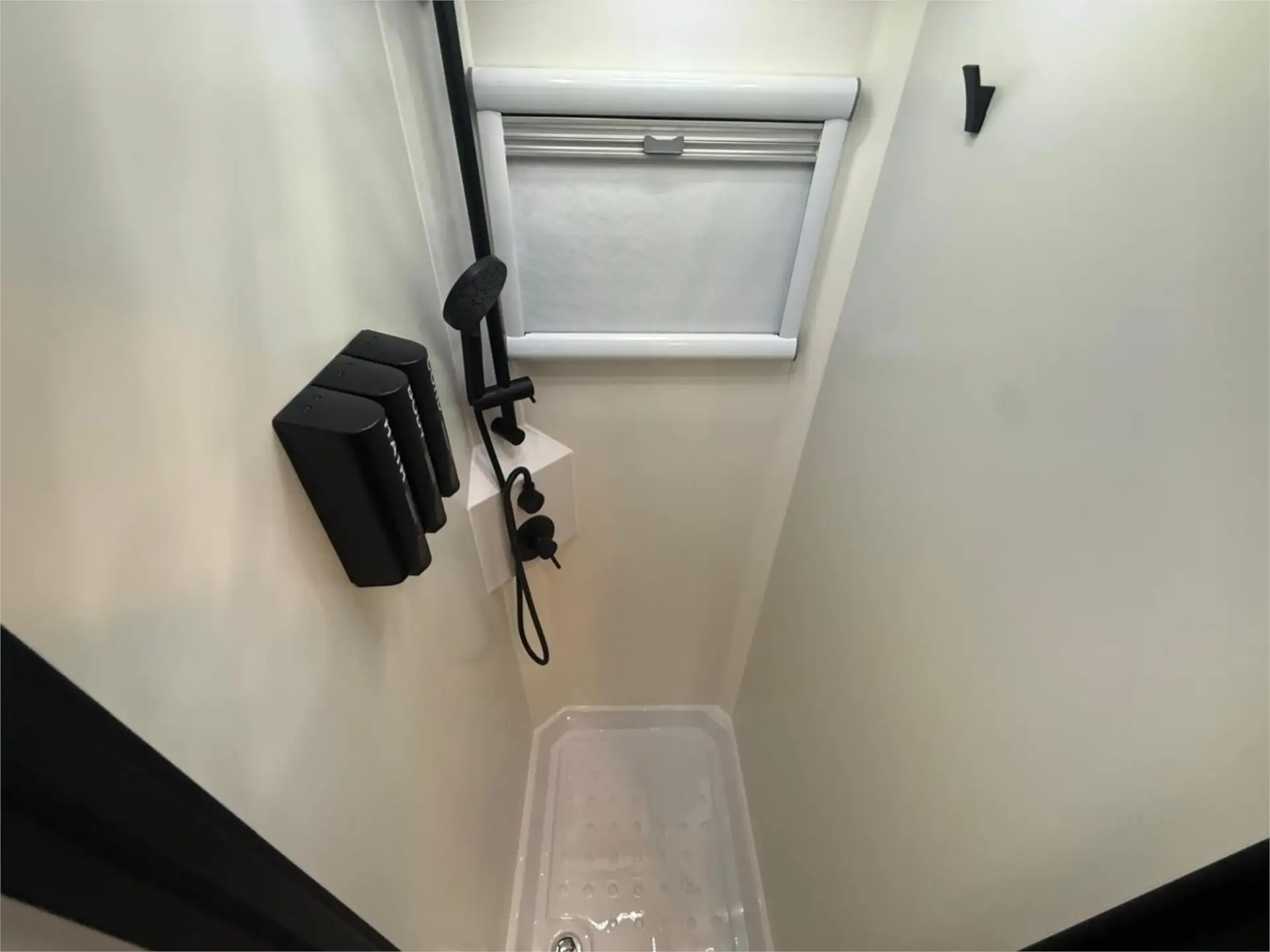 https://media-caravea.syd1.digitaloceanspaces.com/caravans/95EIC22953/exterior-21.webp