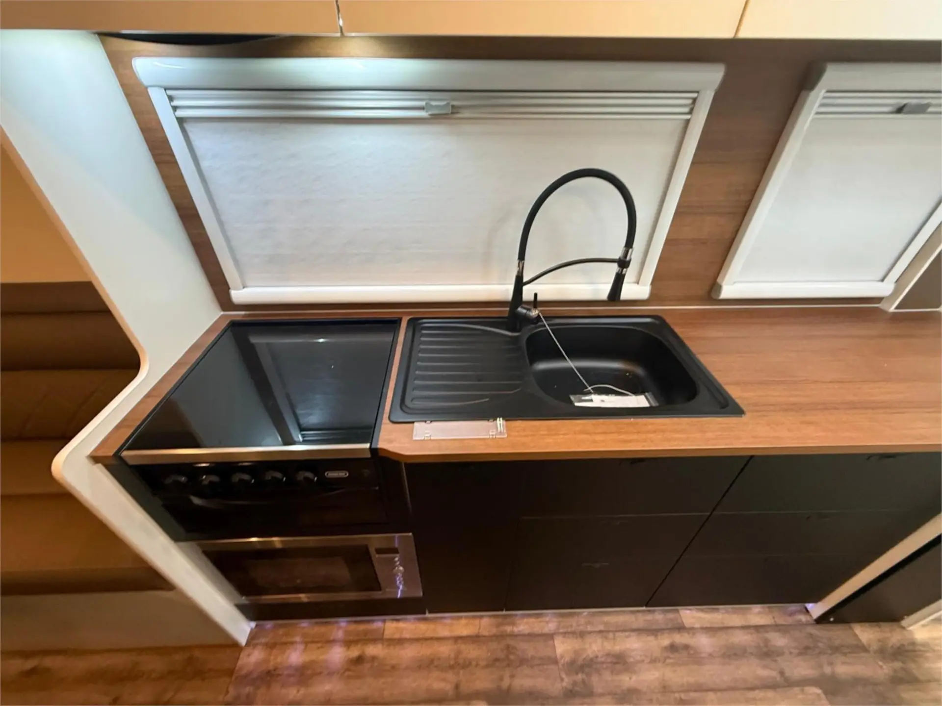 https://media-caravea.syd1.digitaloceanspaces.com/caravans/95EIC22953/exterior-7.webp
