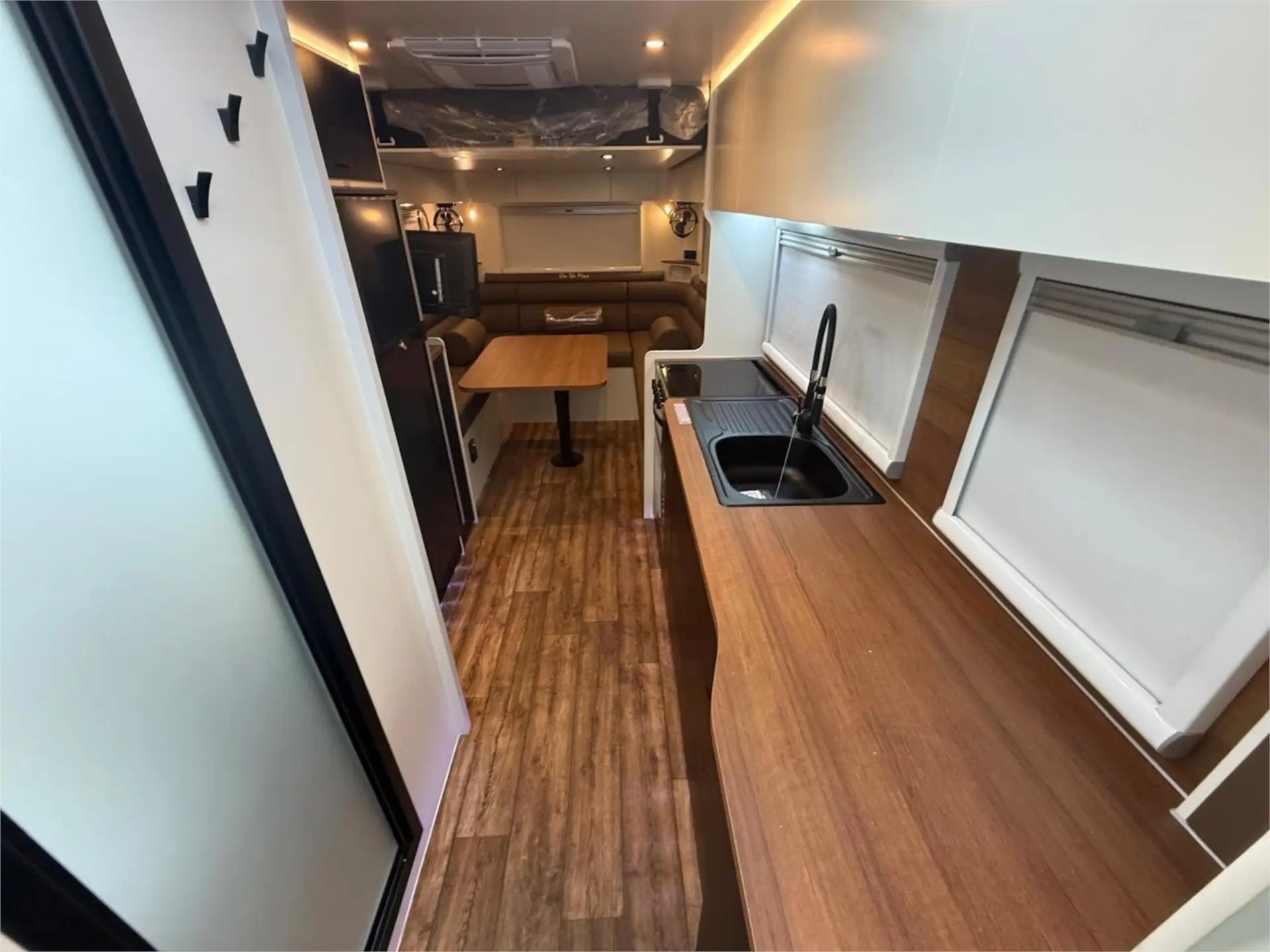 https://media-caravea.syd1.digitaloceanspaces.com/caravans/95EIC22953/exterior-9.webp