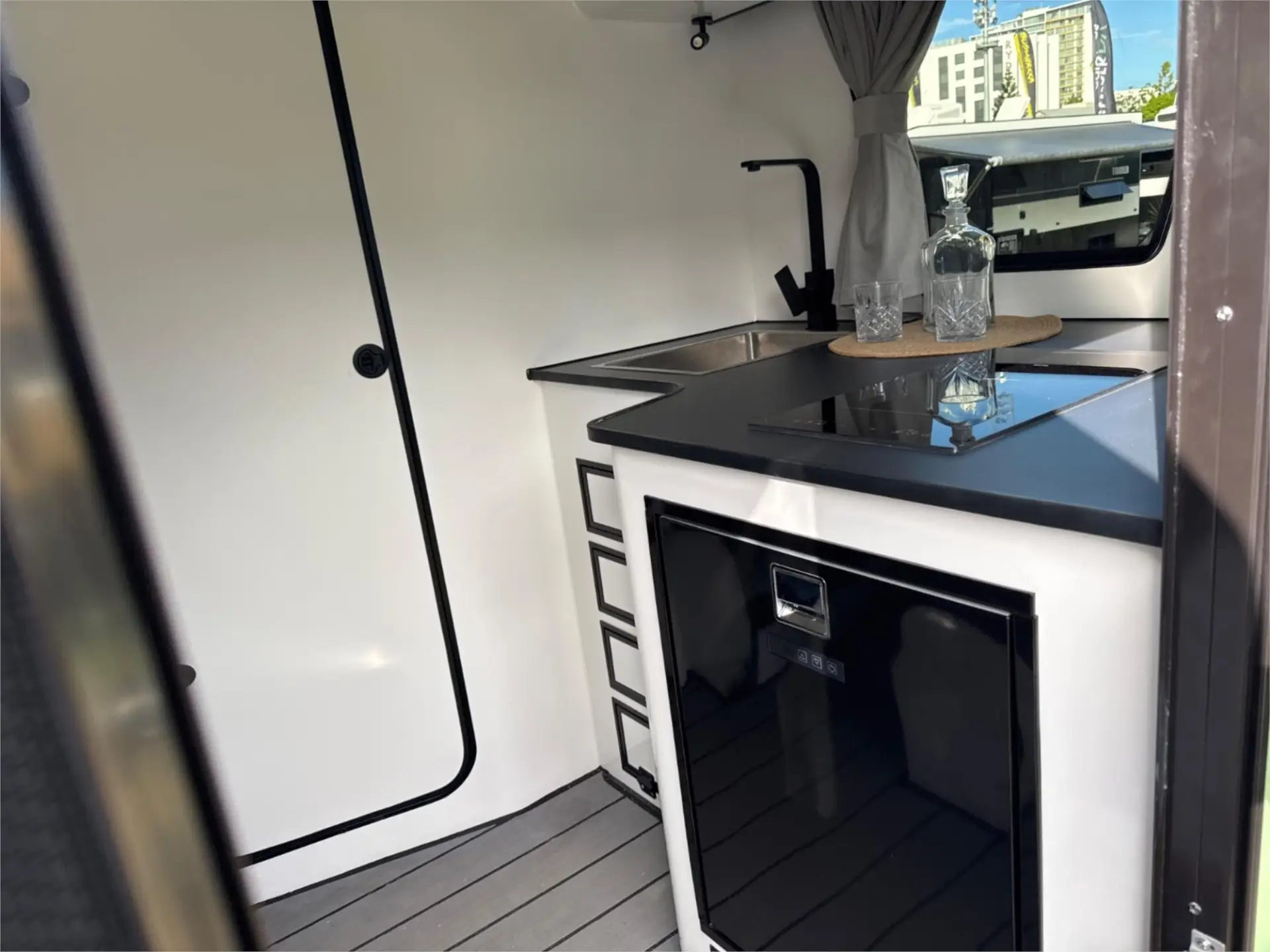 https://media-caravea.syd1.digitaloceanspaces.com/caravans/95EIC23180/exterior-3.webp