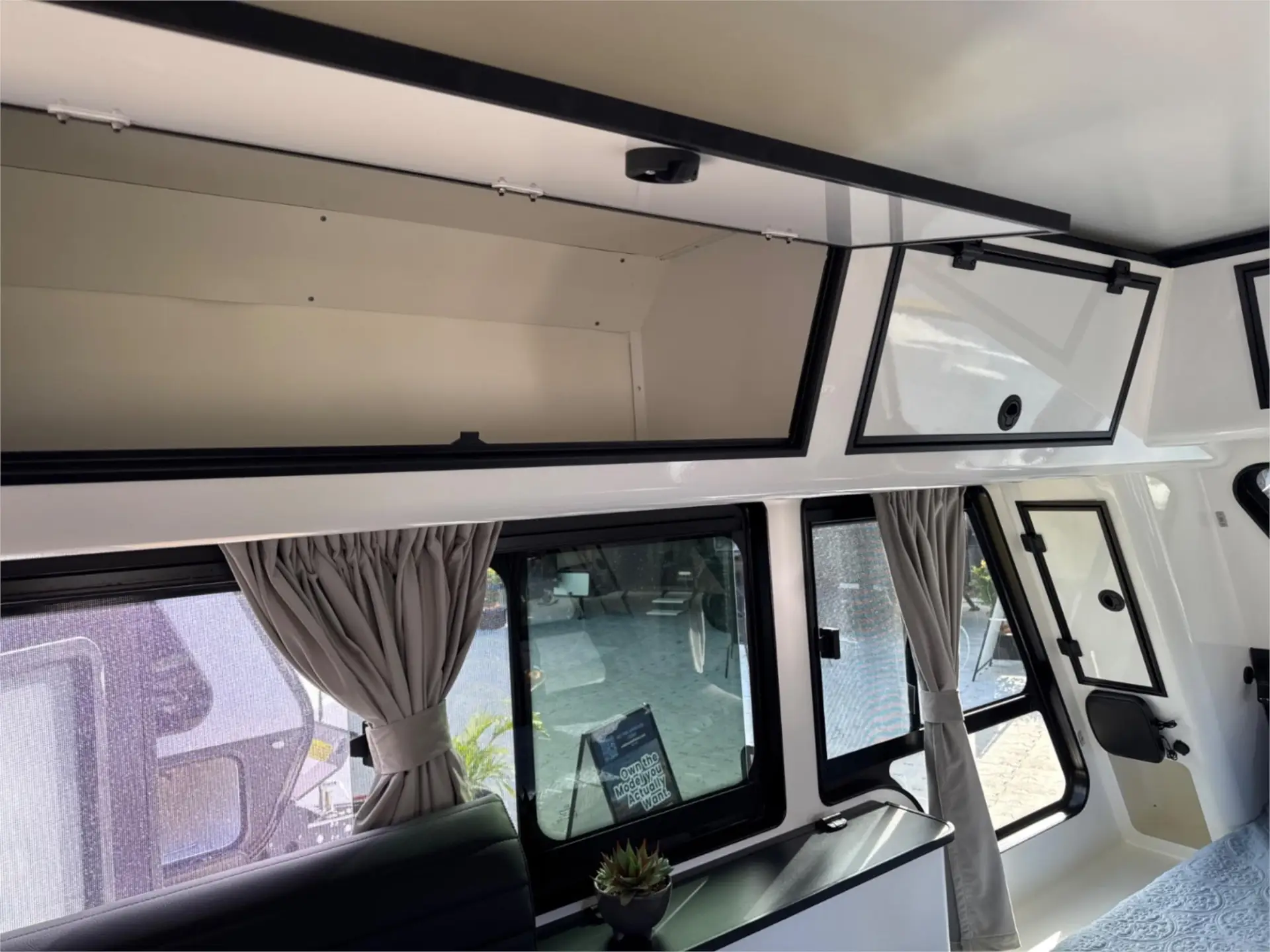https://media-caravea.syd1.digitaloceanspaces.com/caravans/95EIC23180/exterior-4.webp