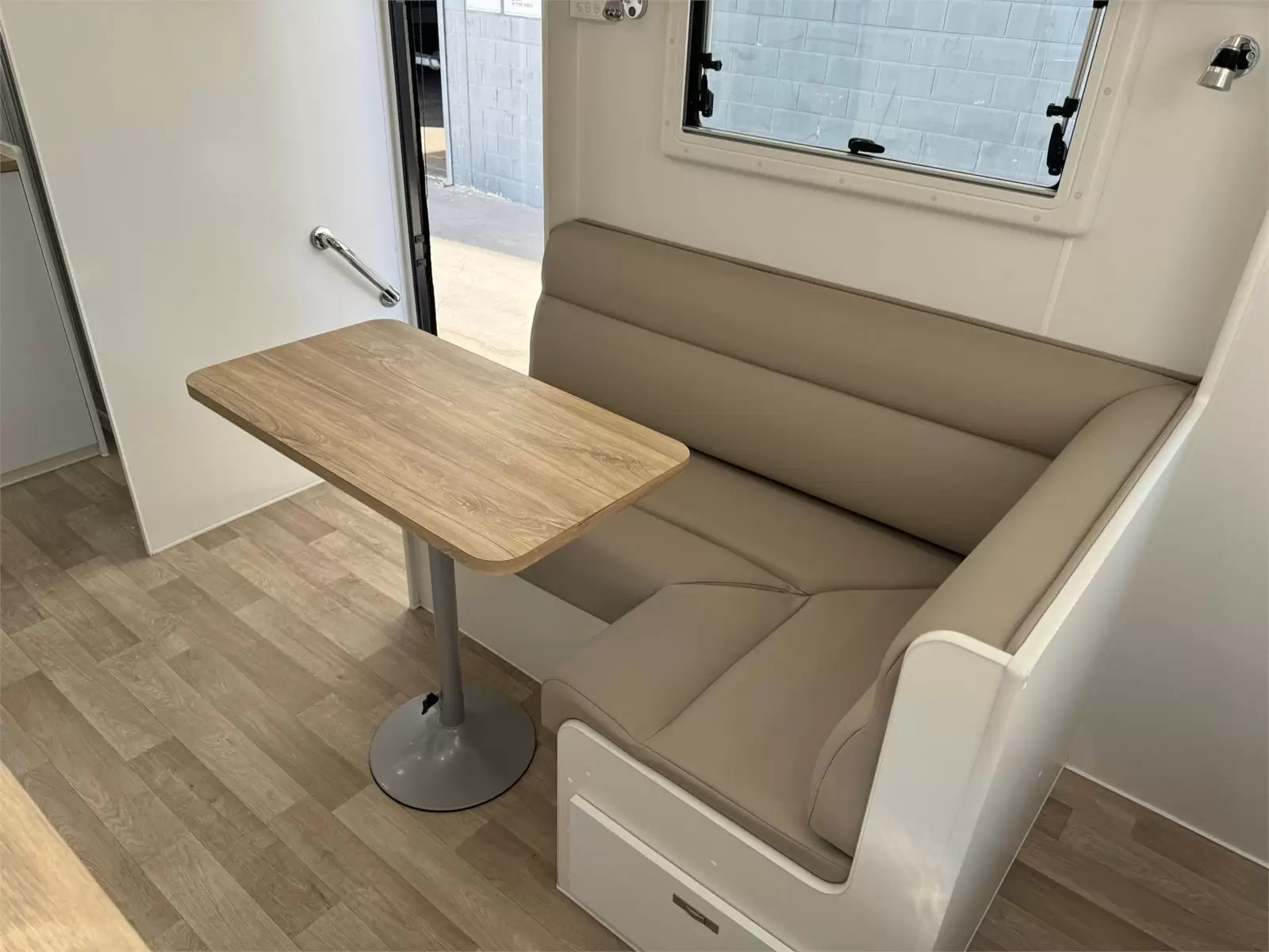 https://media-caravea.syd1.digitaloceanspaces.com/caravans/95EIC5348/exterior-16.webp