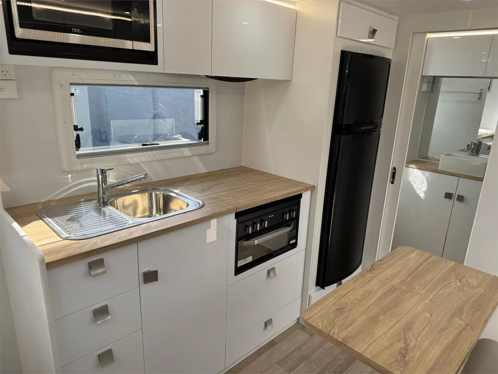 https://media-caravea.syd1.digitaloceanspaces.com/caravans/95EIC5348/exterior-17.webp