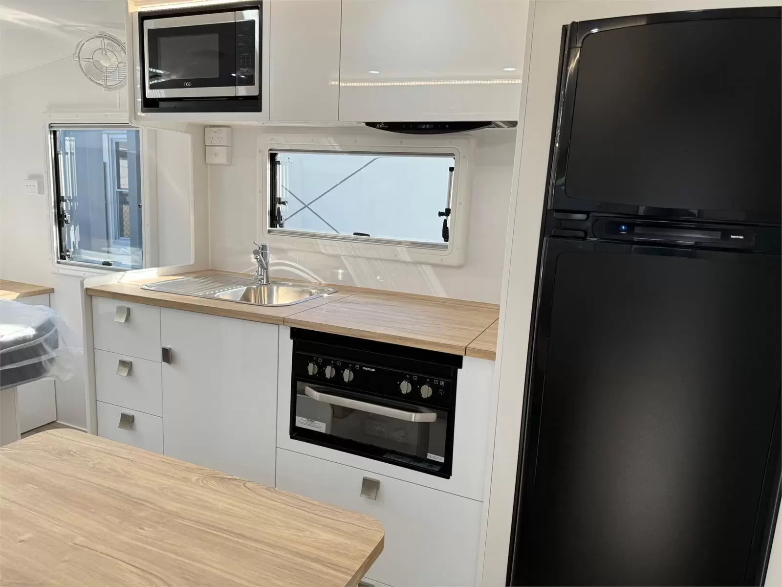 https://media-caravea.syd1.digitaloceanspaces.com/caravans/95EIC5348/exterior-4.webp