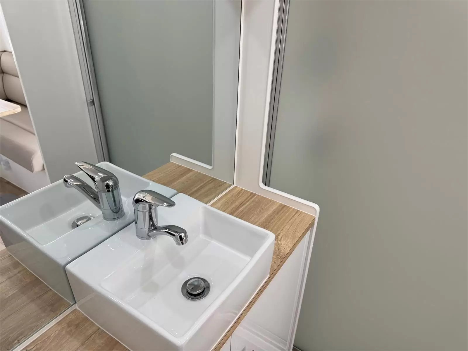 https://media-caravea.syd1.digitaloceanspaces.com/caravans/95EIC5348/exterior-6.webp