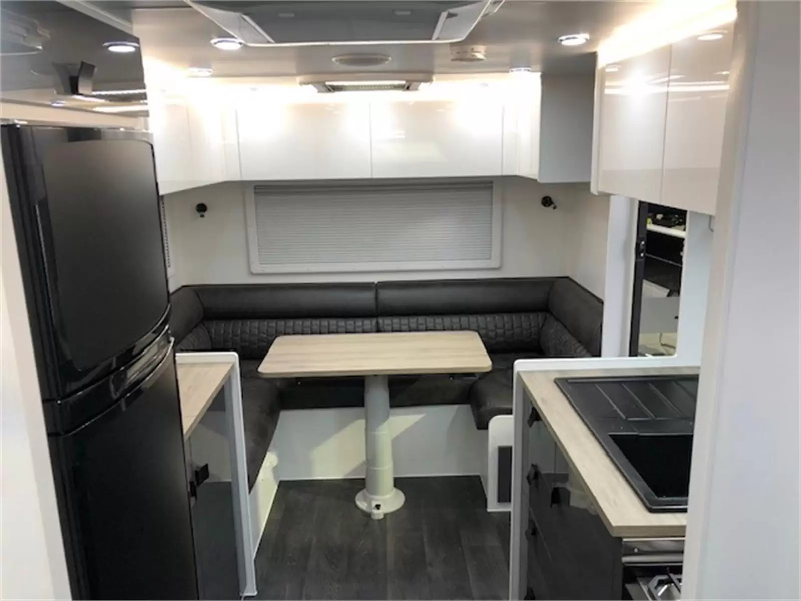 https://media-caravea.syd1.digitaloceanspaces.com/caravans/95EIC5350/exterior-1.webp