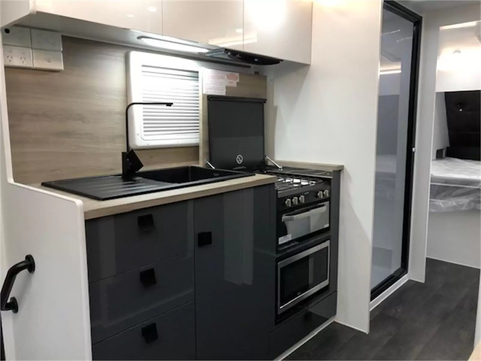https://media-caravea.syd1.digitaloceanspaces.com/caravans/95EIC5350/exterior-10.webp