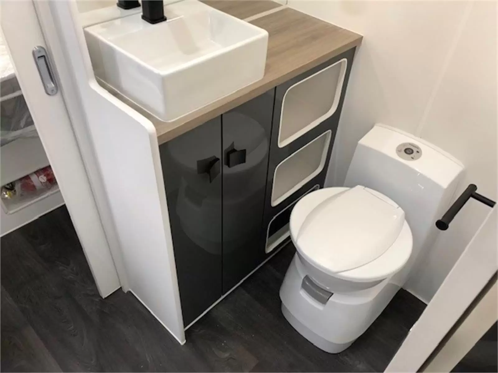 https://media-caravea.syd1.digitaloceanspaces.com/caravans/95EIC5350/exterior-12.webp
