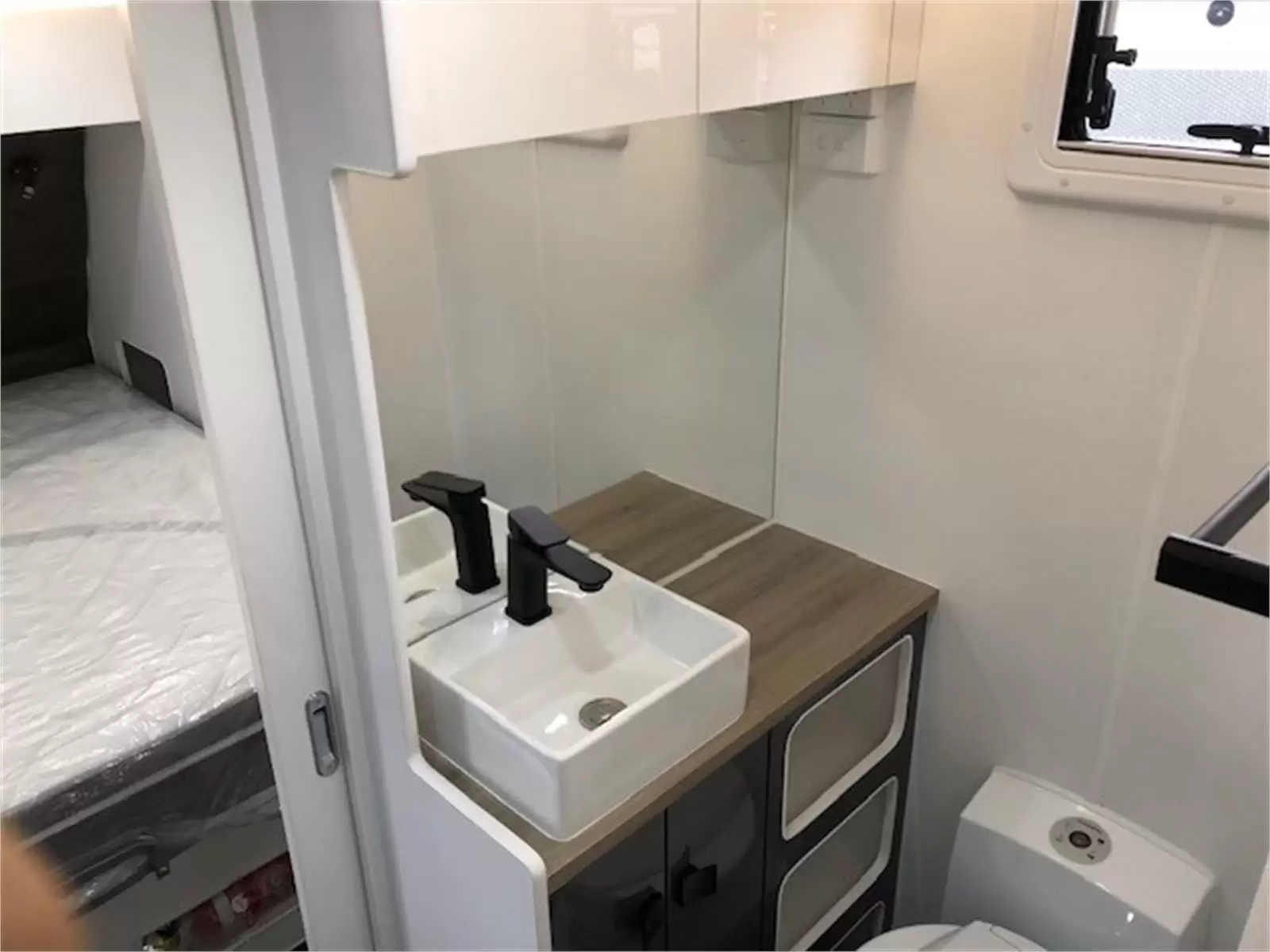 https://media-caravea.syd1.digitaloceanspaces.com/caravans/95EIC5350/exterior-13.webp