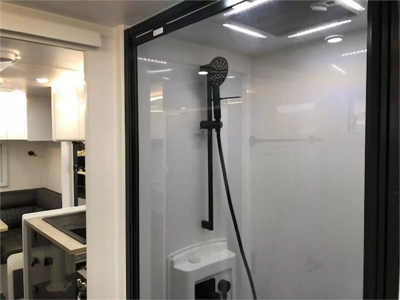 https://media-caravea.syd1.digitaloceanspaces.com/caravans/95EIC5350/exterior-14.webp