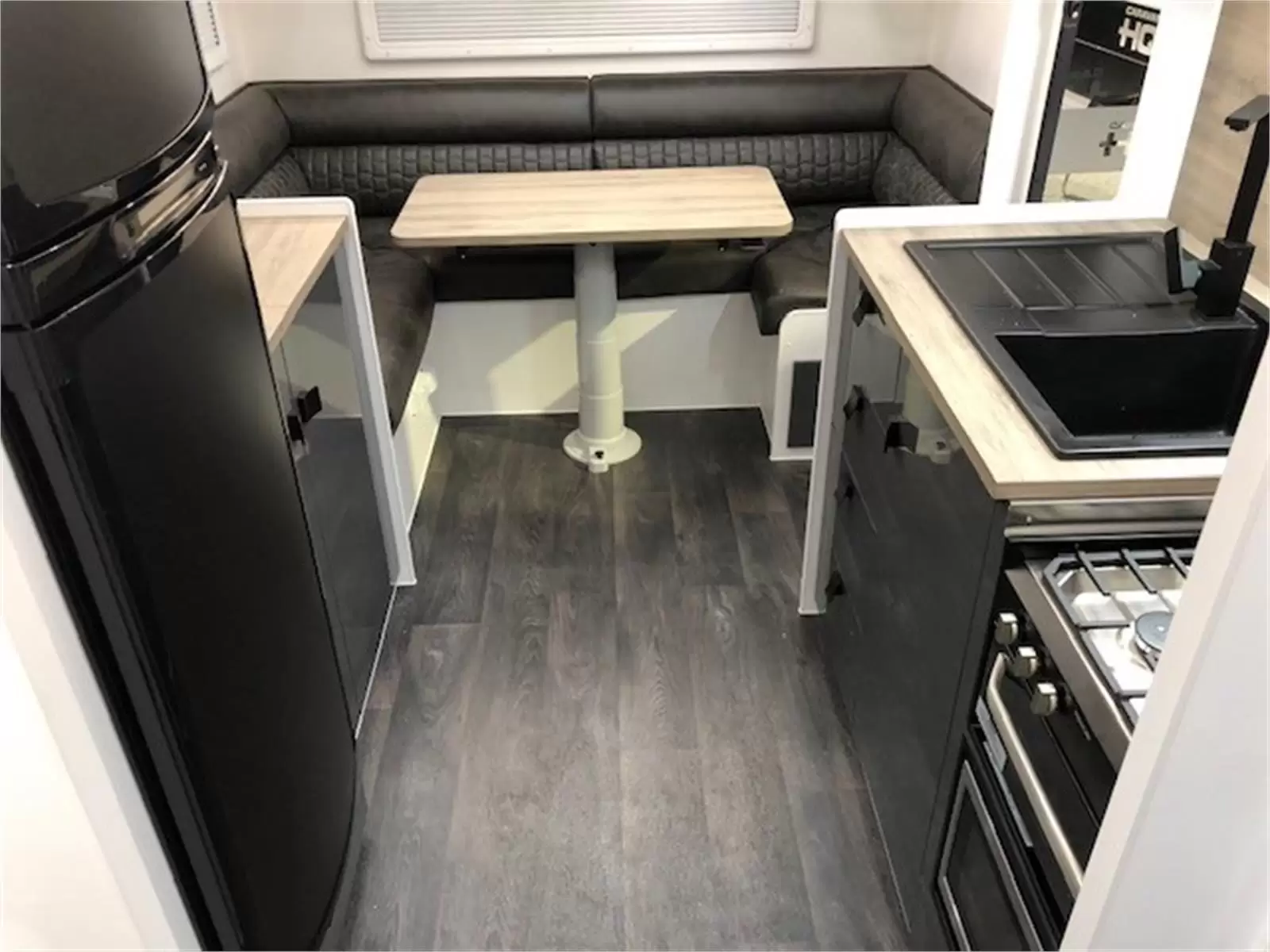 https://media-caravea.syd1.digitaloceanspaces.com/caravans/95EIC5350/exterior-2.webp