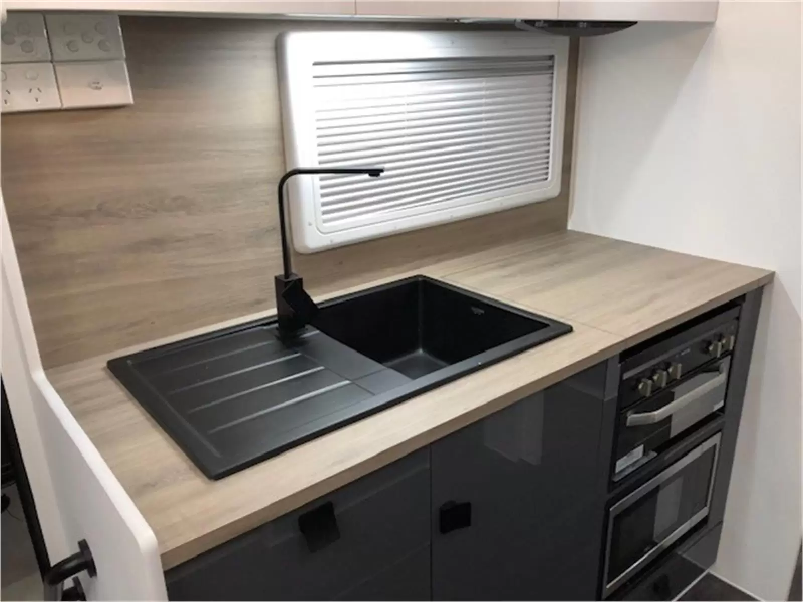 https://media-caravea.syd1.digitaloceanspaces.com/caravans/95EIC5350/exterior-3.webp