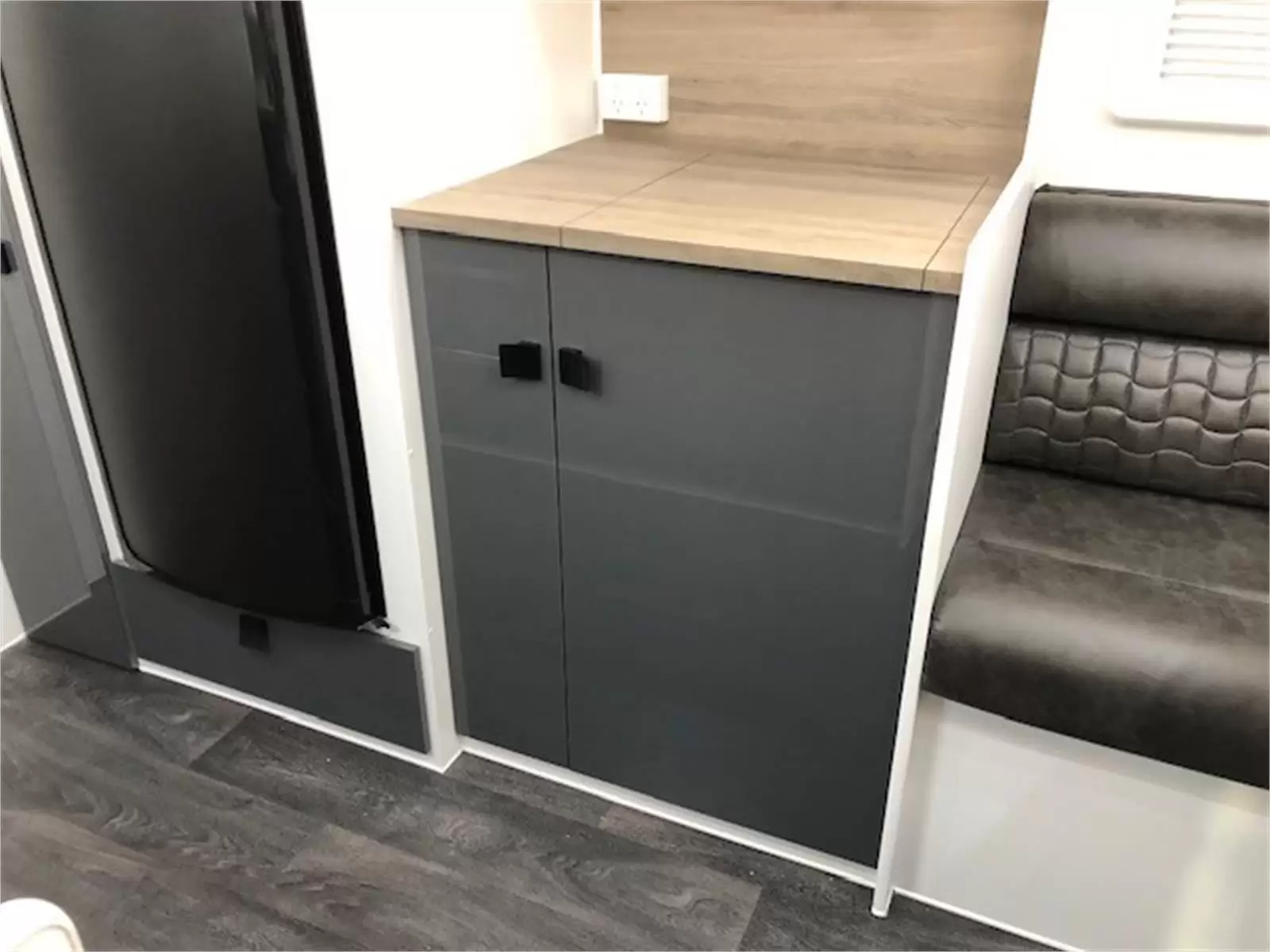 https://media-caravea.syd1.digitaloceanspaces.com/caravans/95EIC5350/exterior-5.webp