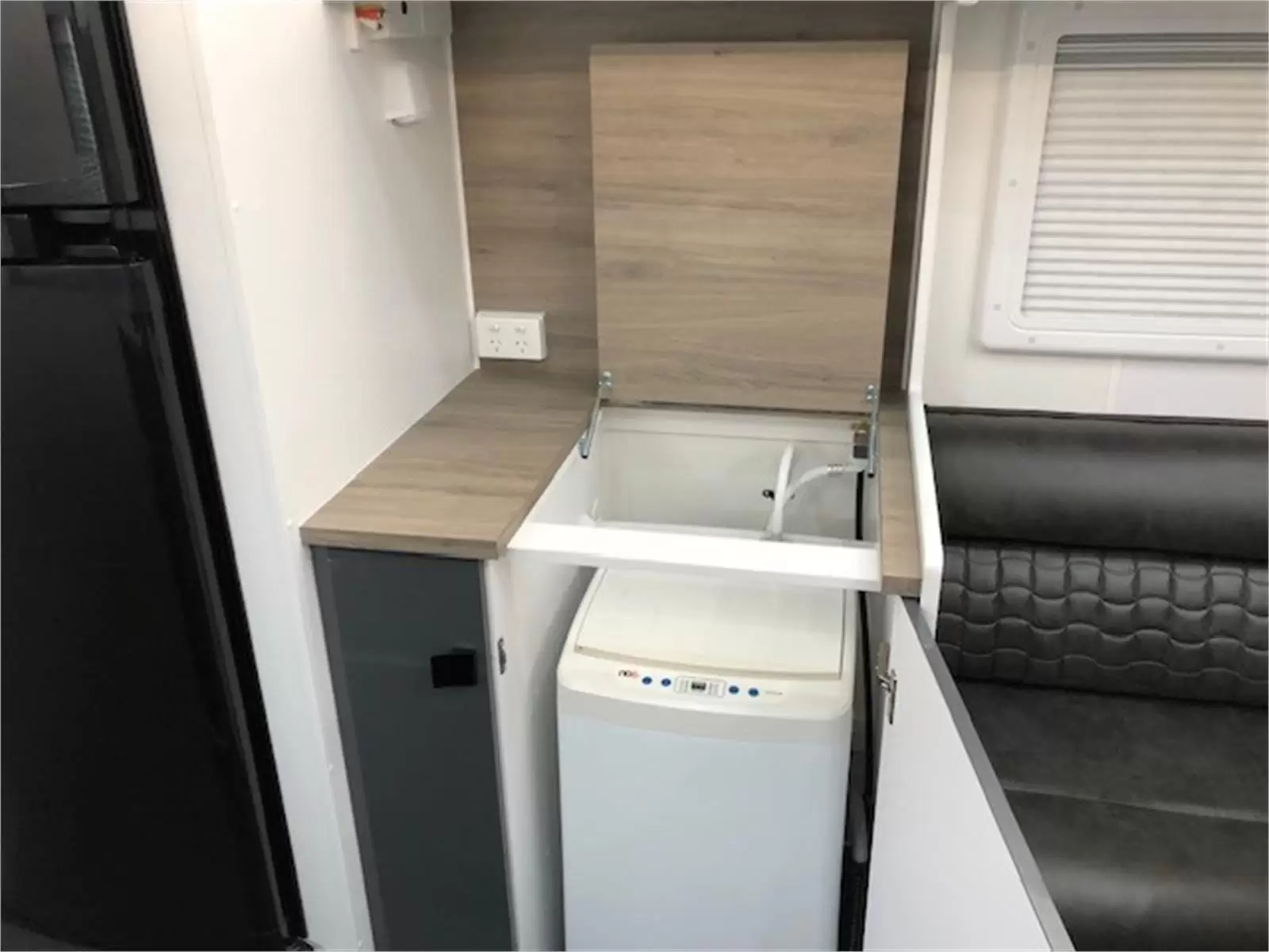 https://media-caravea.syd1.digitaloceanspaces.com/caravans/95EIC5350/exterior-6.webp
