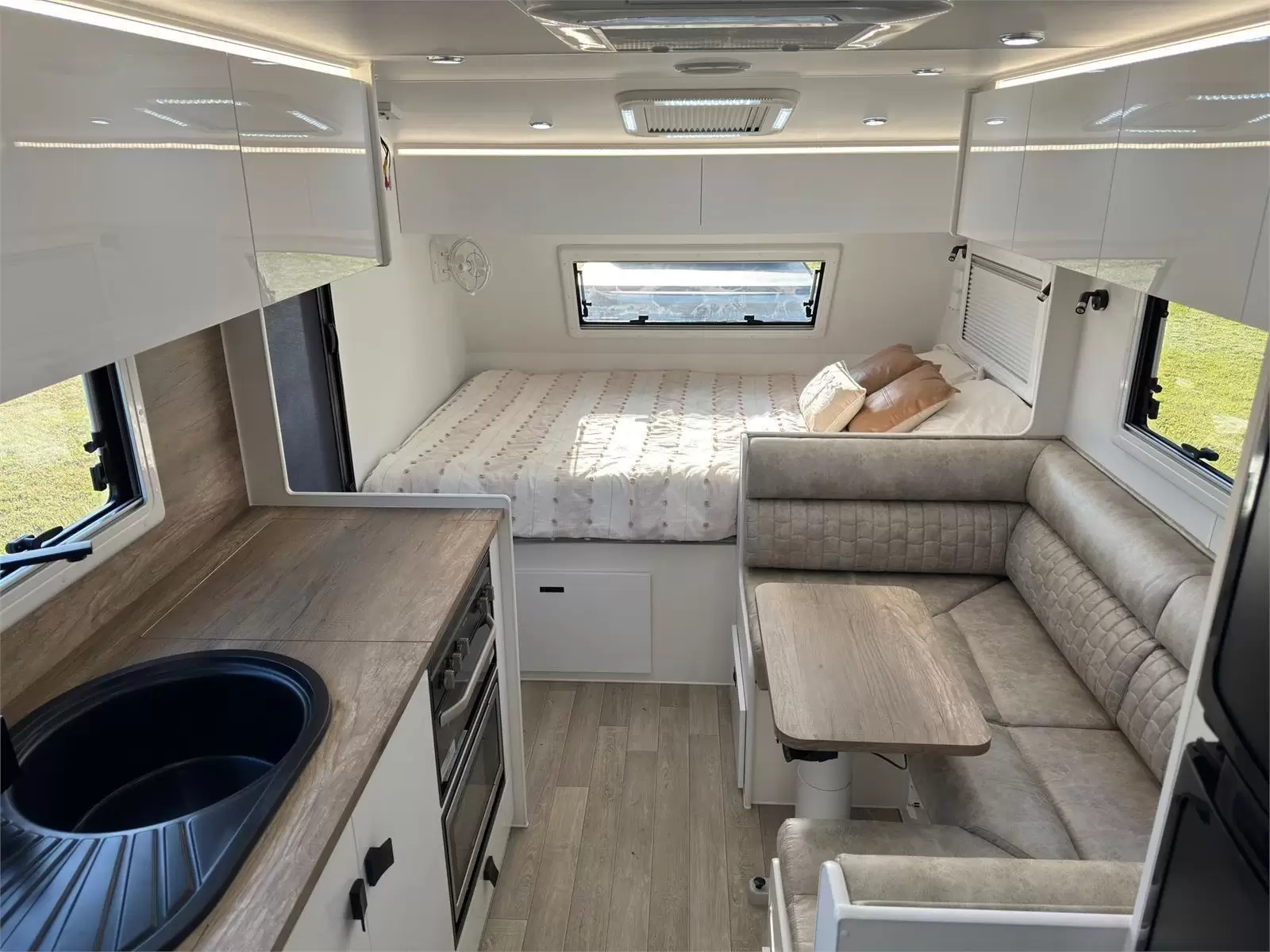 https://media-caravea.syd1.digitaloceanspaces.com/caravans/95EIC5867/exterior-11.webp
