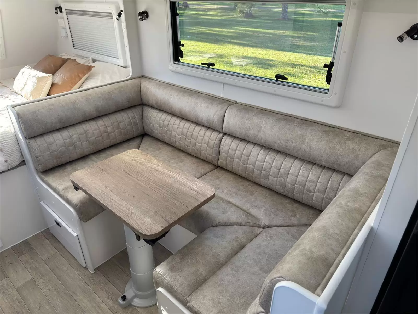 https://media-caravea.syd1.digitaloceanspaces.com/caravans/95EIC5867/exterior-16.webp
