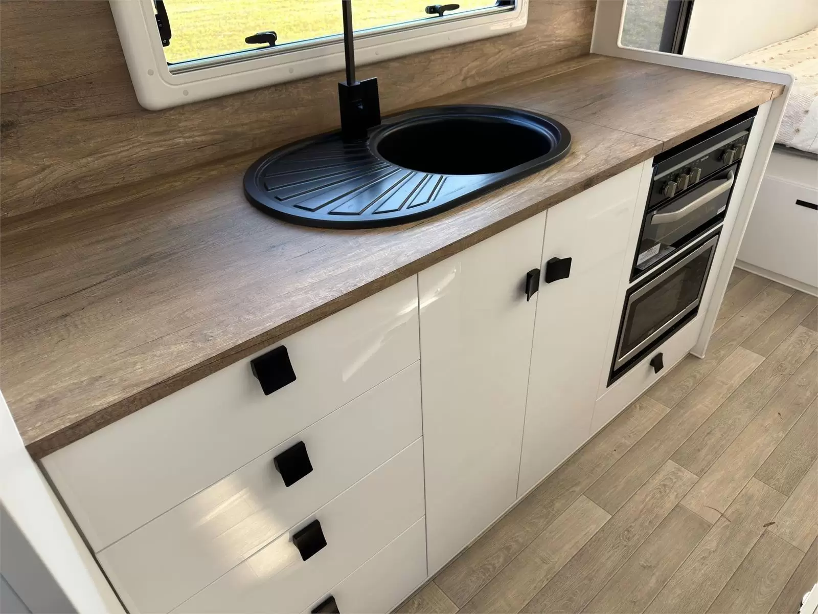 https://media-caravea.syd1.digitaloceanspaces.com/caravans/95EIC5867/exterior-18.webp