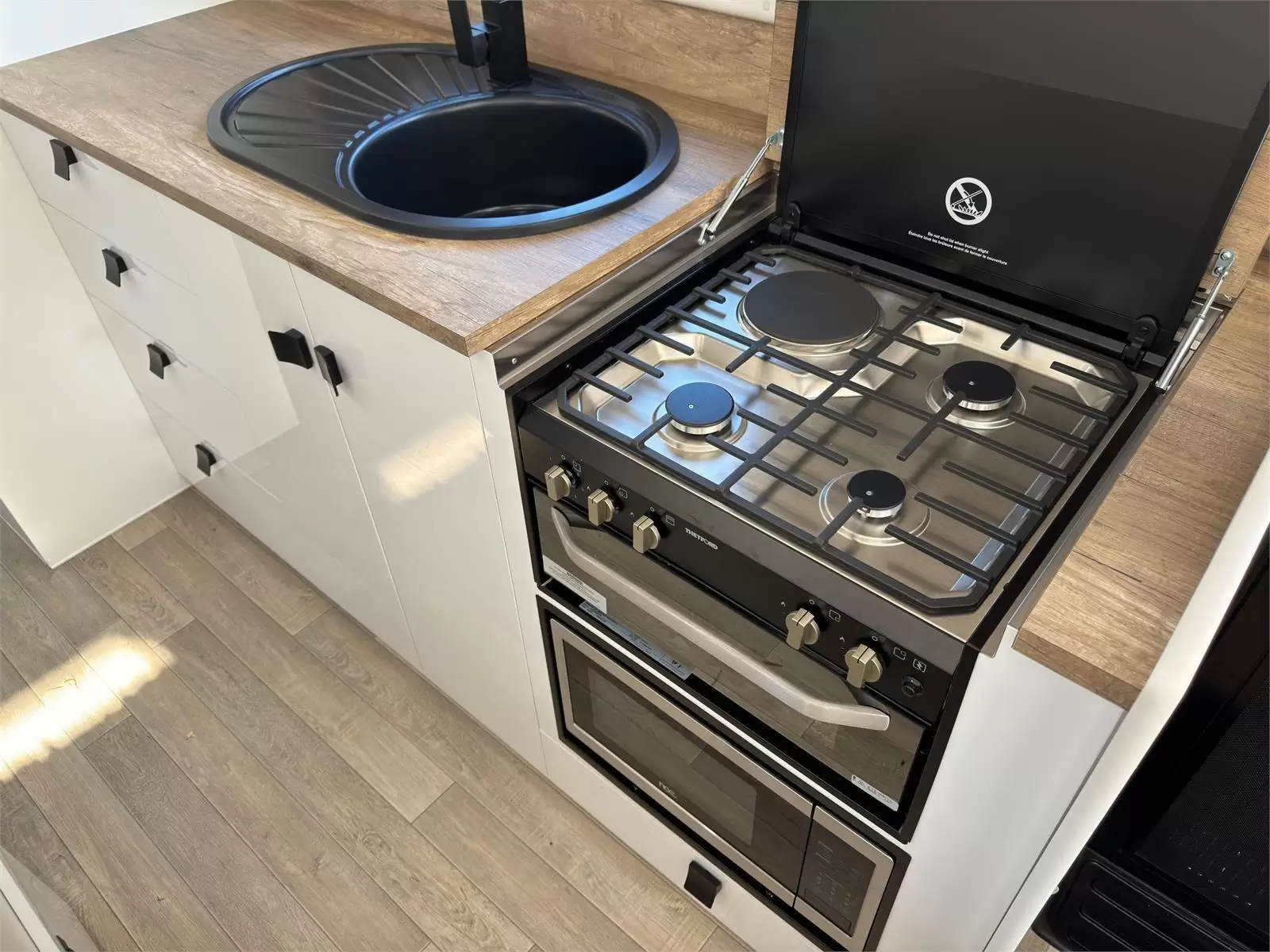 https://media-caravea.syd1.digitaloceanspaces.com/caravans/95EIC5867/exterior-19.webp