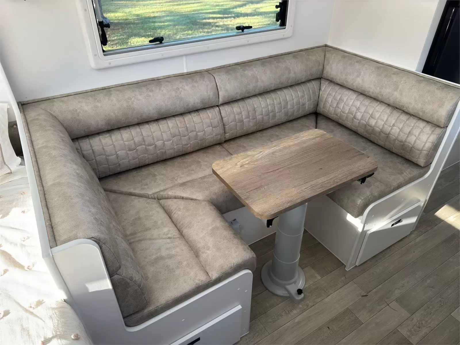 https://media-caravea.syd1.digitaloceanspaces.com/caravans/95EIC5867/exterior-2.webp