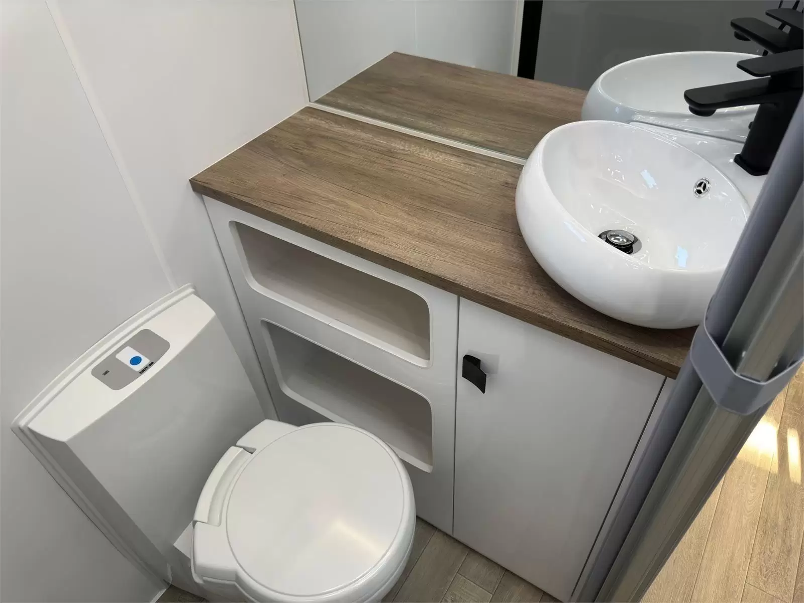 https://media-caravea.syd1.digitaloceanspaces.com/caravans/95EIC5867/exterior-21.webp